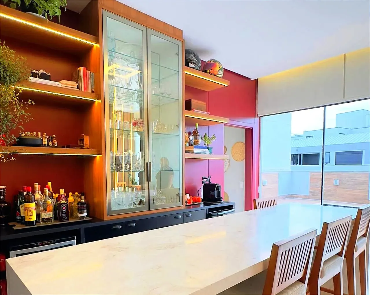 Casa mobiliada em condomínio fechado com 3 suítes e 4 vagas de garagem em Camboriú