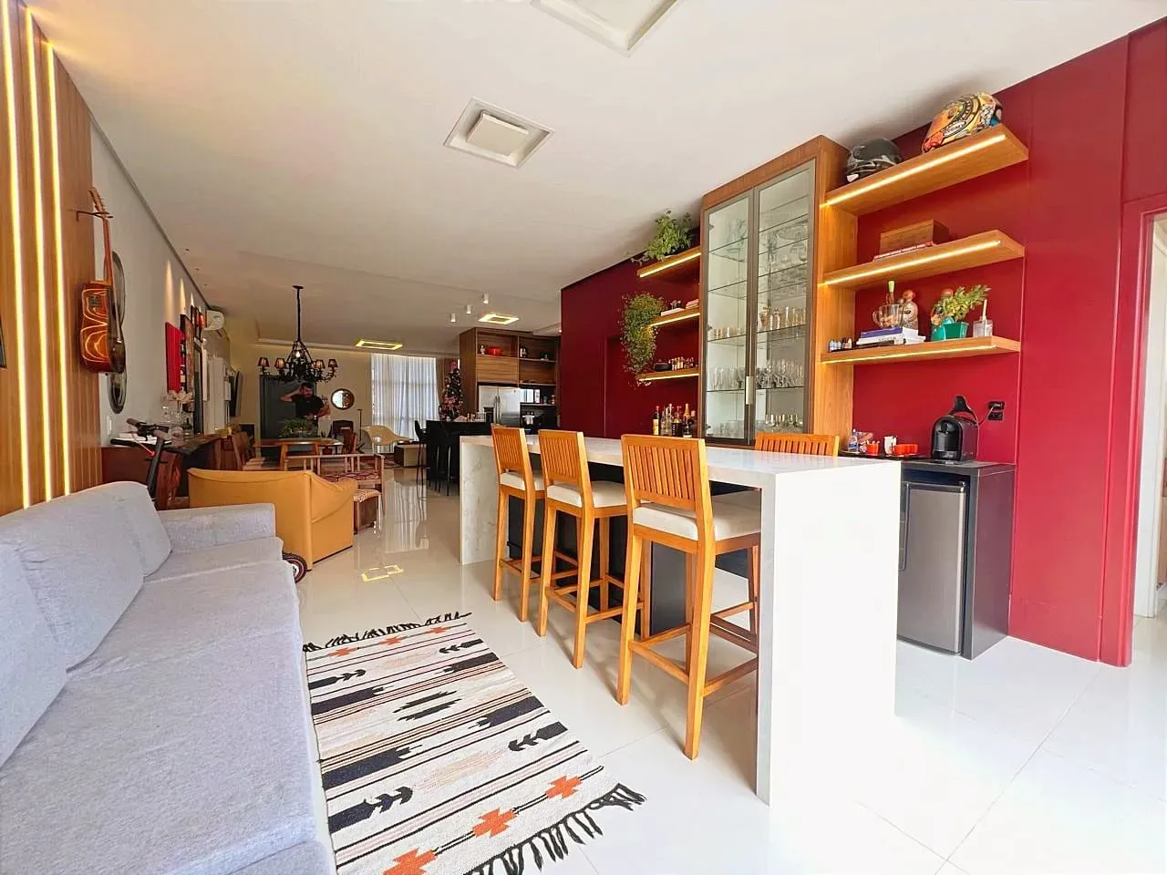 Casa mobiliada em condomínio fechado com 3 suítes e 4 vagas de garagem em Camboriú