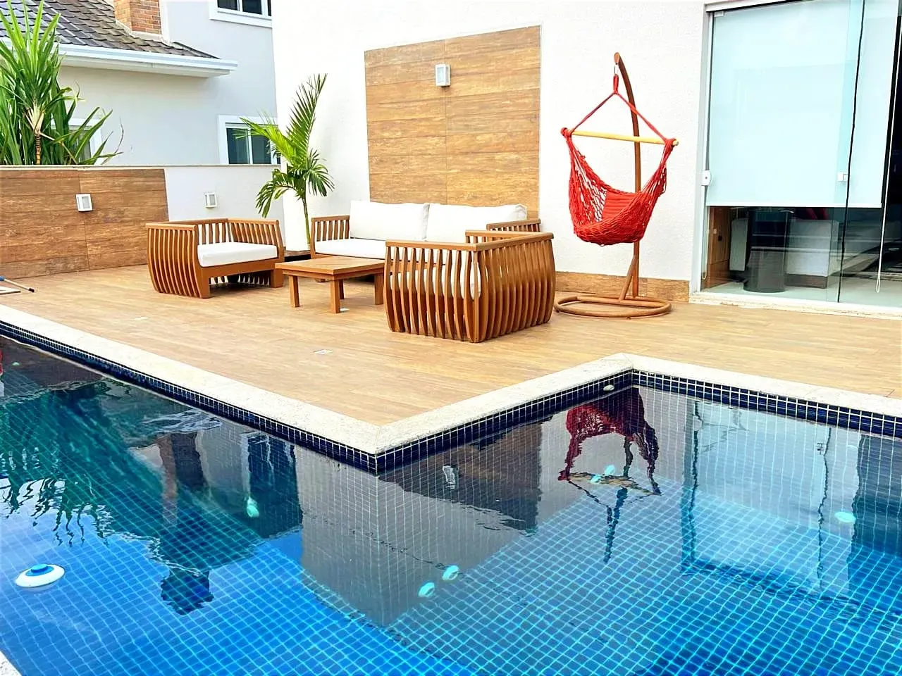 Casa mobiliada em condomínio fechado com 3 suítes e 4 vagas de garagem em Camboriú