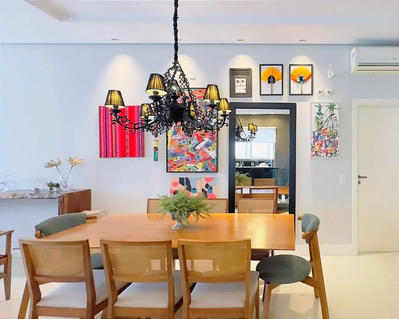 Casa mobiliada em condomínio fechado com 3 suítes e 4 vagas de garagem em Camboriú