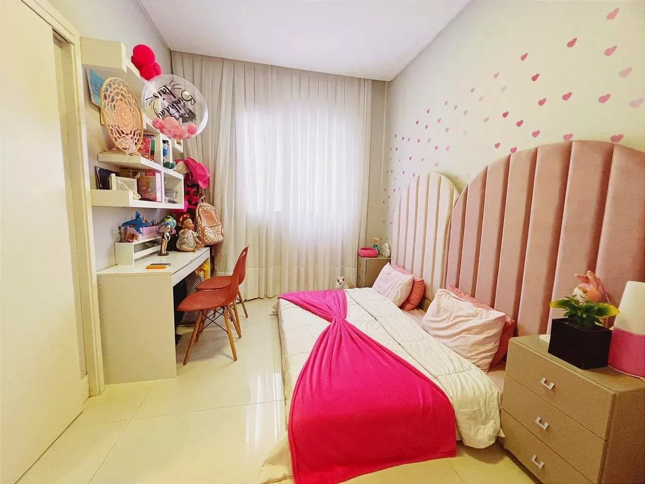 Casa mobiliada em condomínio fechado com 3 suítes e 4 vagas de garagem em Camboriú