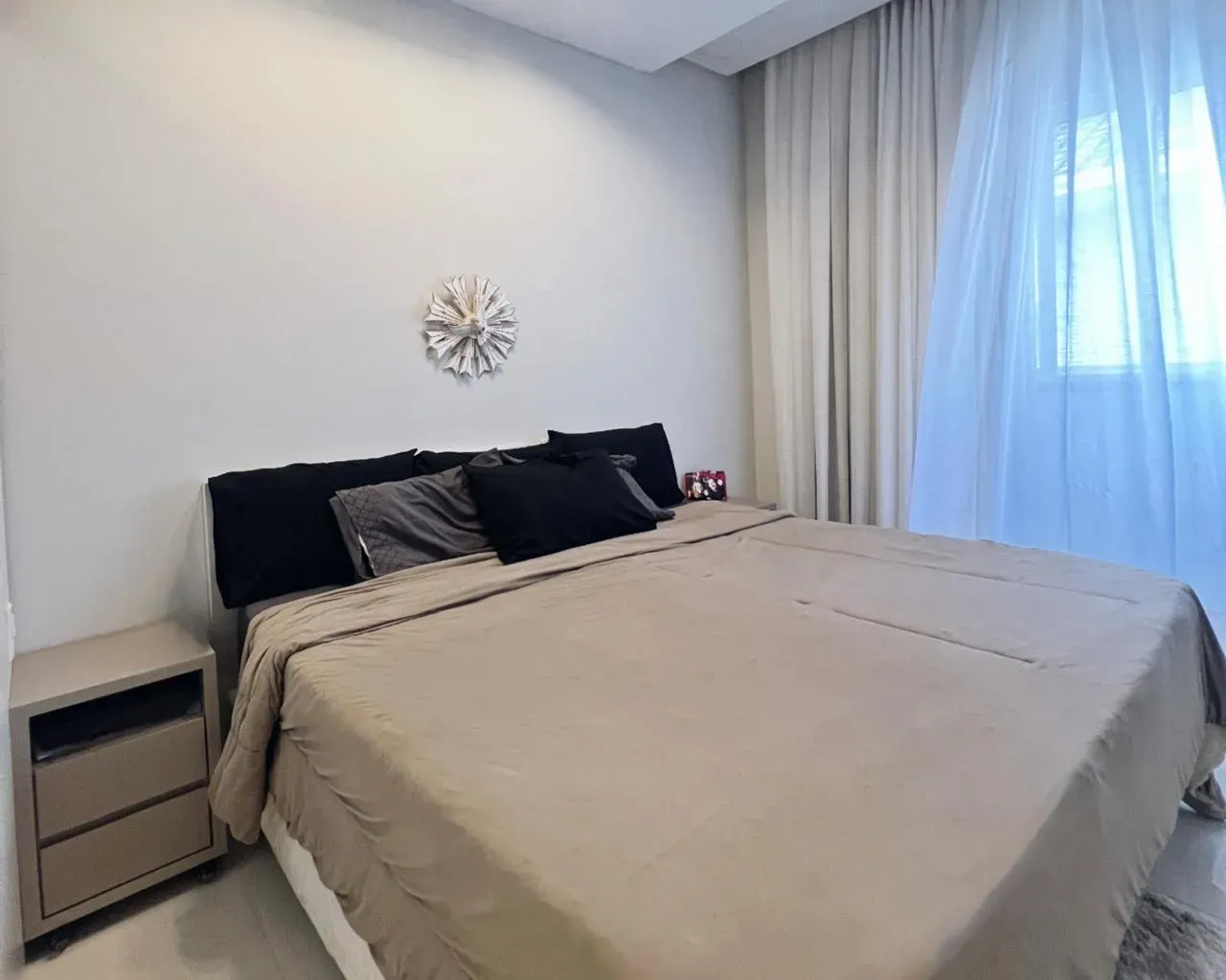 Casa mobiliada em condomínio fechado com 3 suítes e 4 vagas de garagem em Camboriú