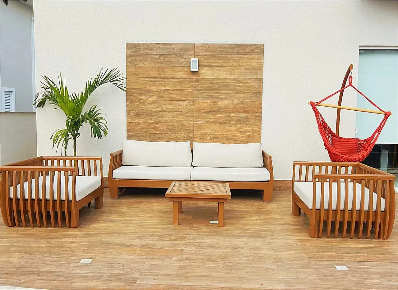 Casa mobiliada em condomínio fechado com 3 suítes e 4 vagas de garagem em Camboriú