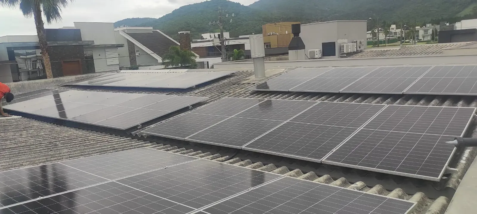 Casa mobiliada em condomínio fechado com 3 suítes e 4 vagas de garagem em Camboriú