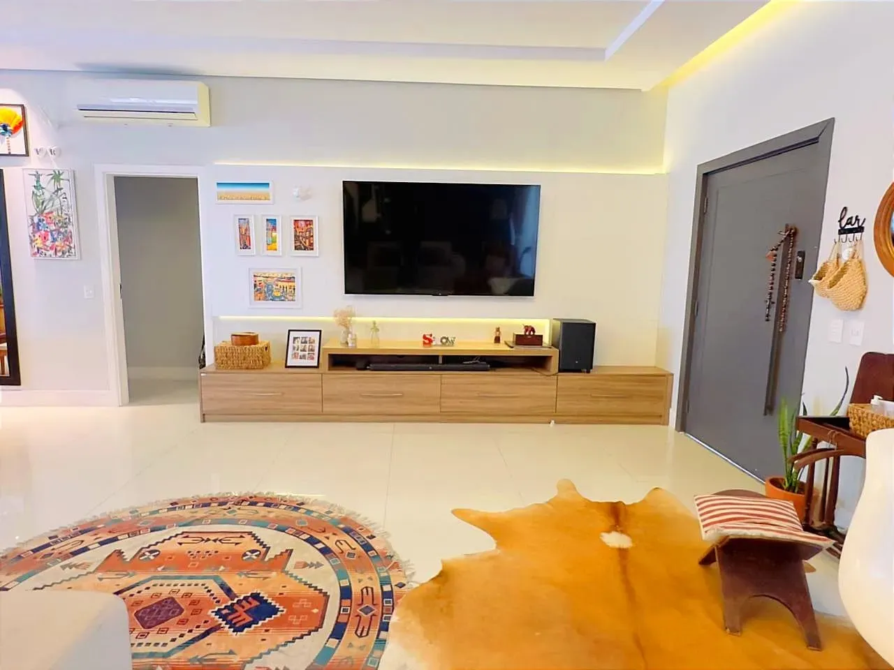 Casa mobiliada em condomínio fechado com 3 suítes e 4 vagas de garagem em Camboriú