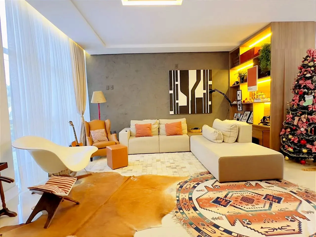 Casa mobiliada em condomínio fechado com 3 suítes e 4 vagas de garagem em Camboriú