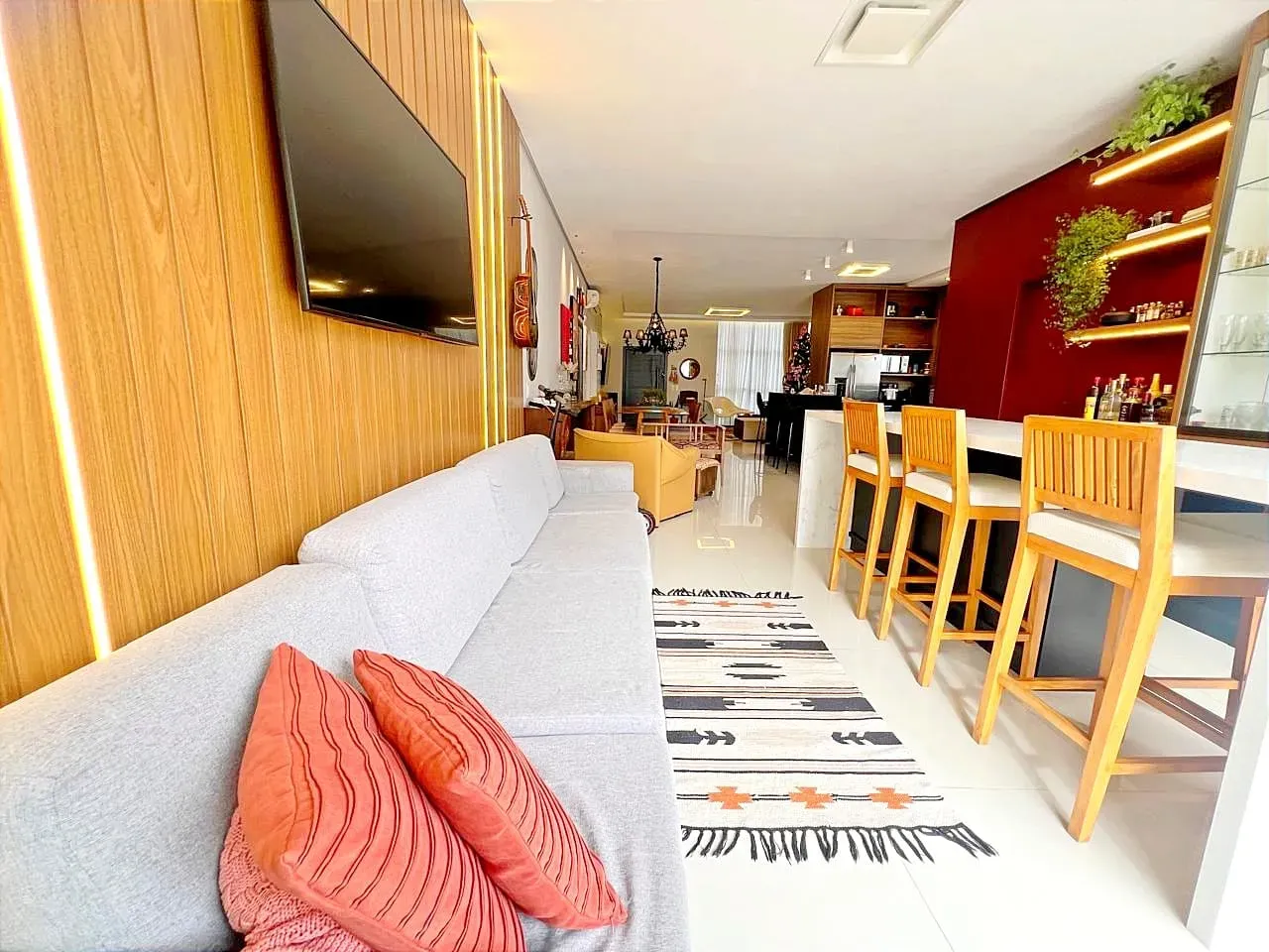 Casa mobiliada em condomínio fechado com 3 suítes e 4 vagas de garagem em Camboriú