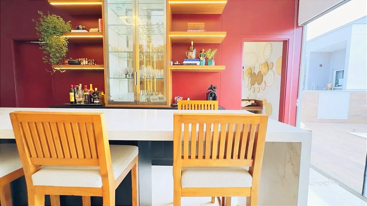 Casa mobiliada em condomínio fechado com 3 suítes e 4 vagas de garagem em Camboriú