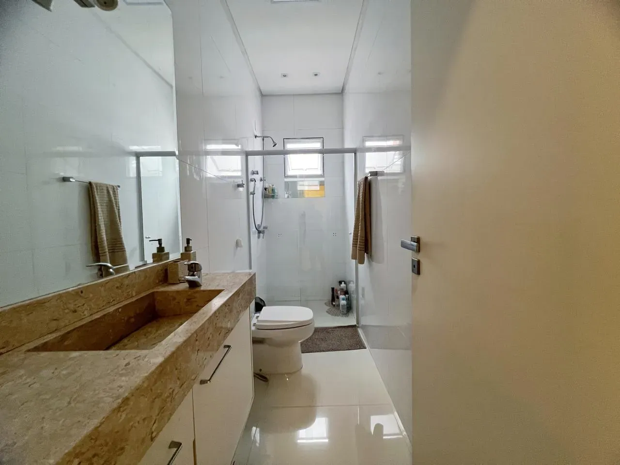 Casa mobiliada em condomínio fechado com 3 suítes e 4 vagas de garagem em Camboriú