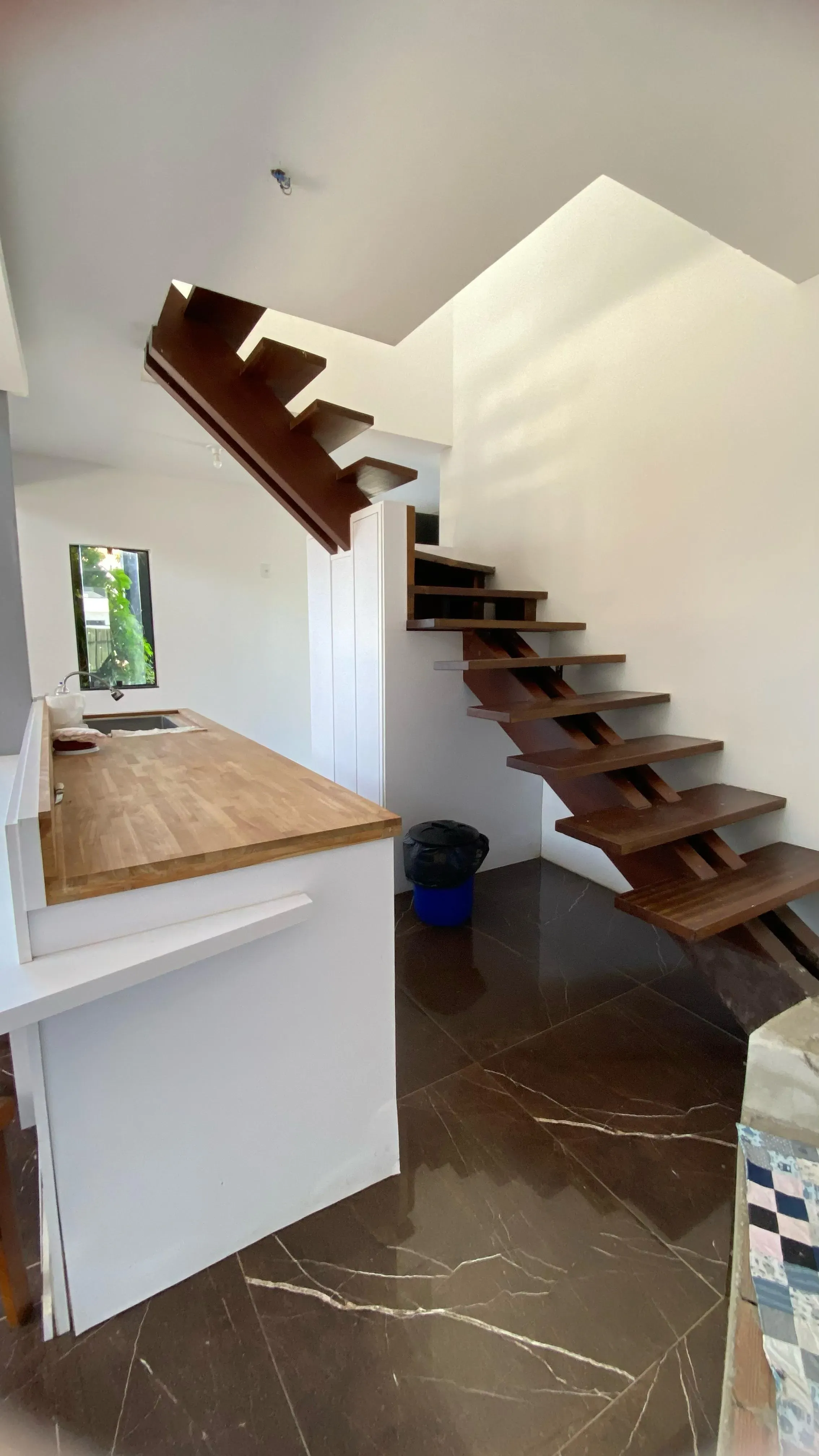 Casa mobiliada em condomínio fechado com 4 dormitórios, sendo 1 suíte e 4 vagas de garagem, em Camboriú-SC