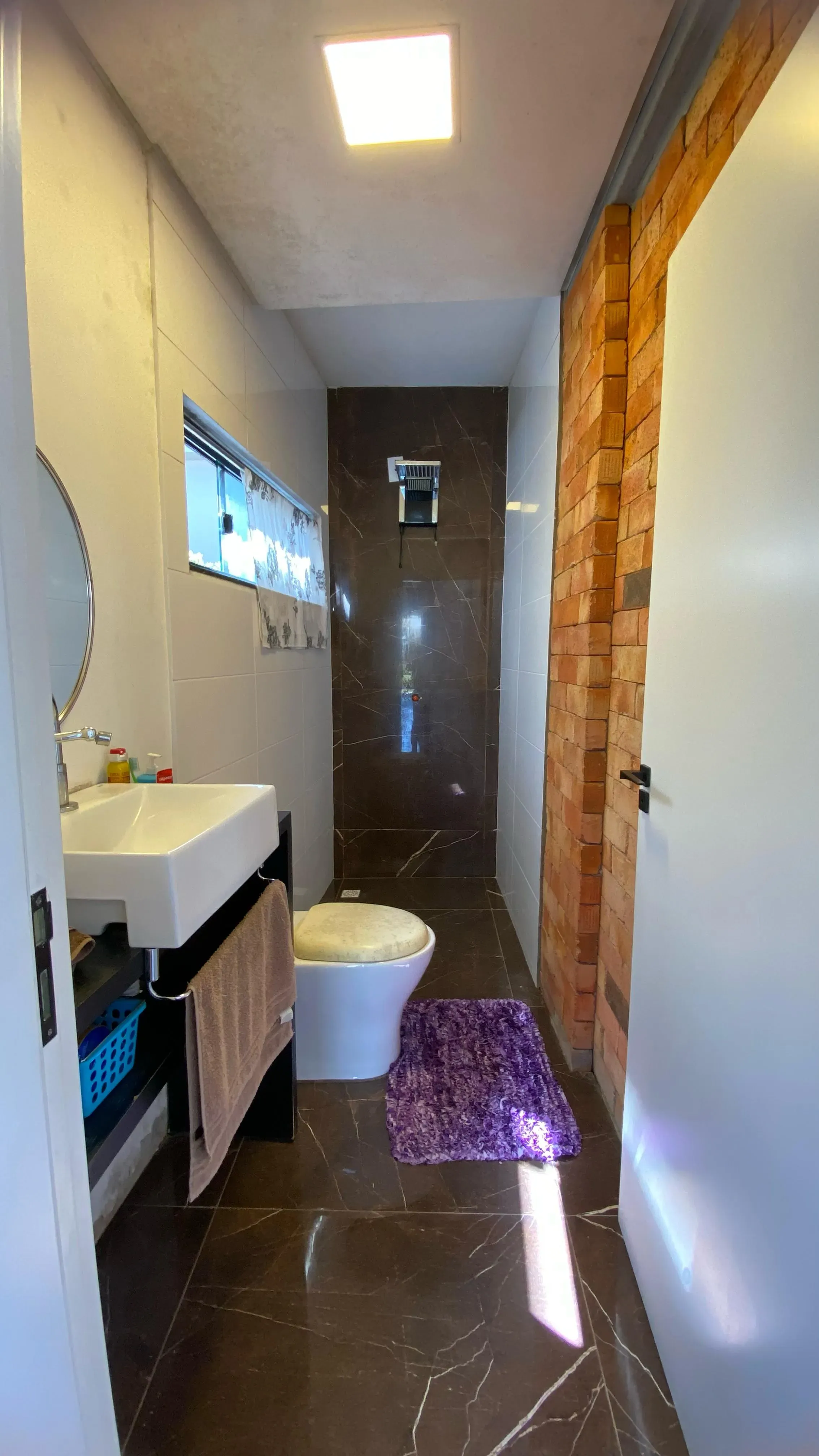 Casa mobiliada em condomínio fechado com 4 dormitórios, sendo 1 suíte e 4 vagas de garagem, em Camboriú-SC