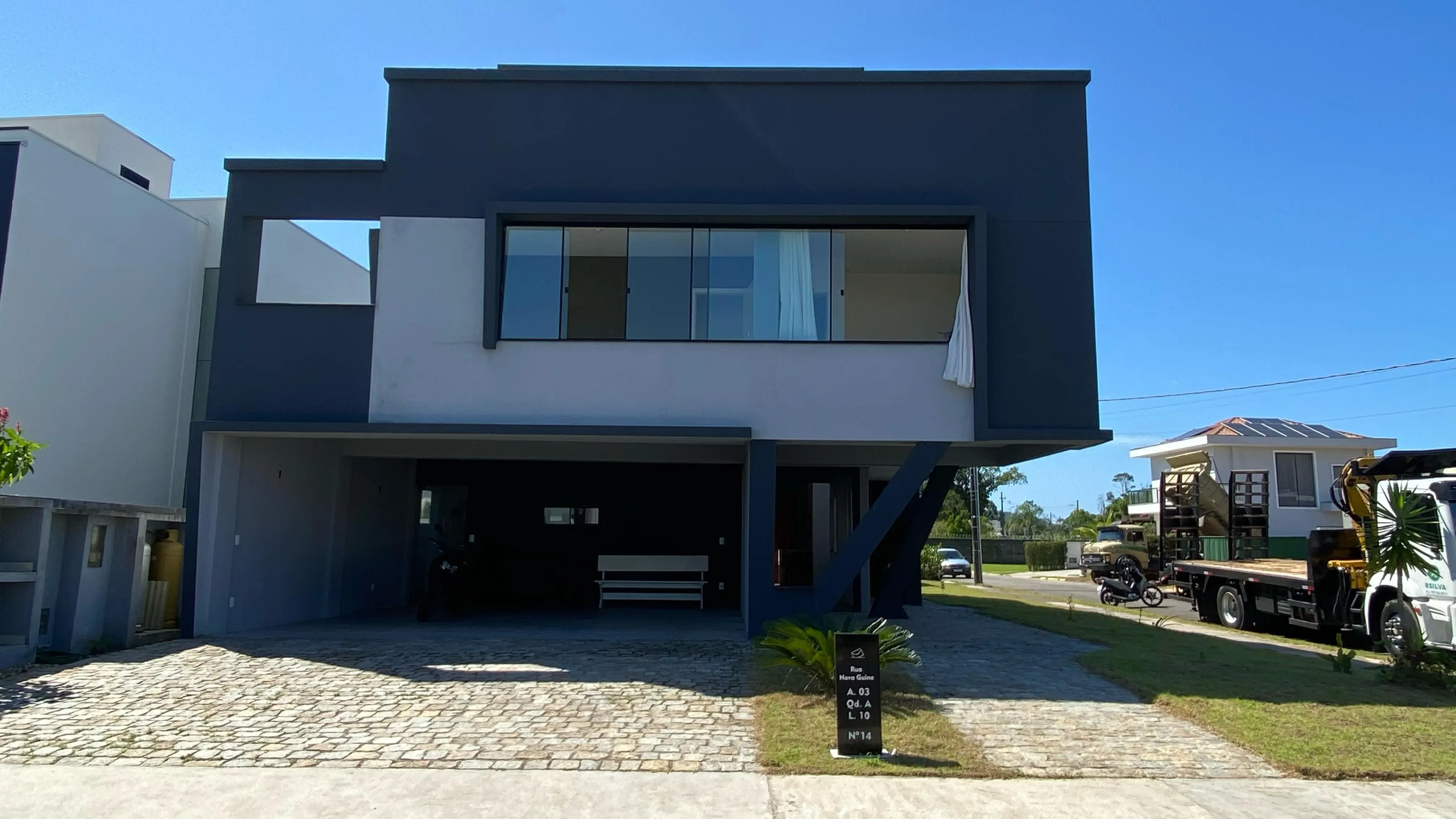 Casa mobiliada em condomínio fechado com 4 dormitórios, sendo 1 suíte e 4 vagas de garagem, em Camboriú-SC