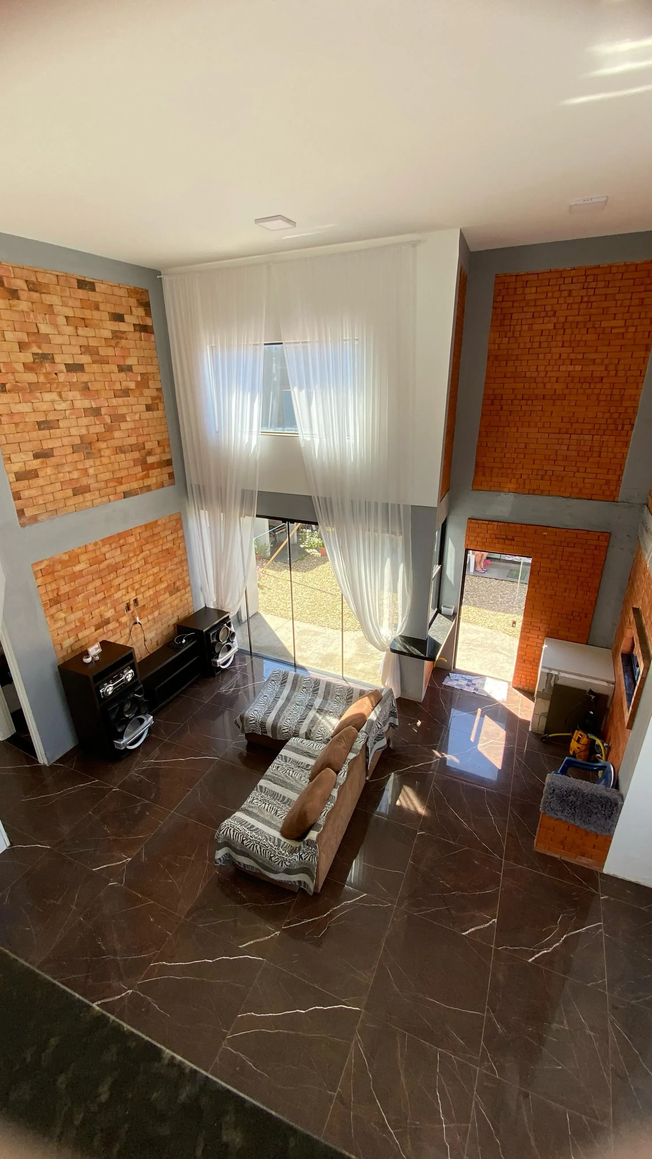 Casa mobiliada em condomínio fechado com 4 dormitórios, sendo 1 suíte e 4 vagas de garagem, em Camboriú-SC