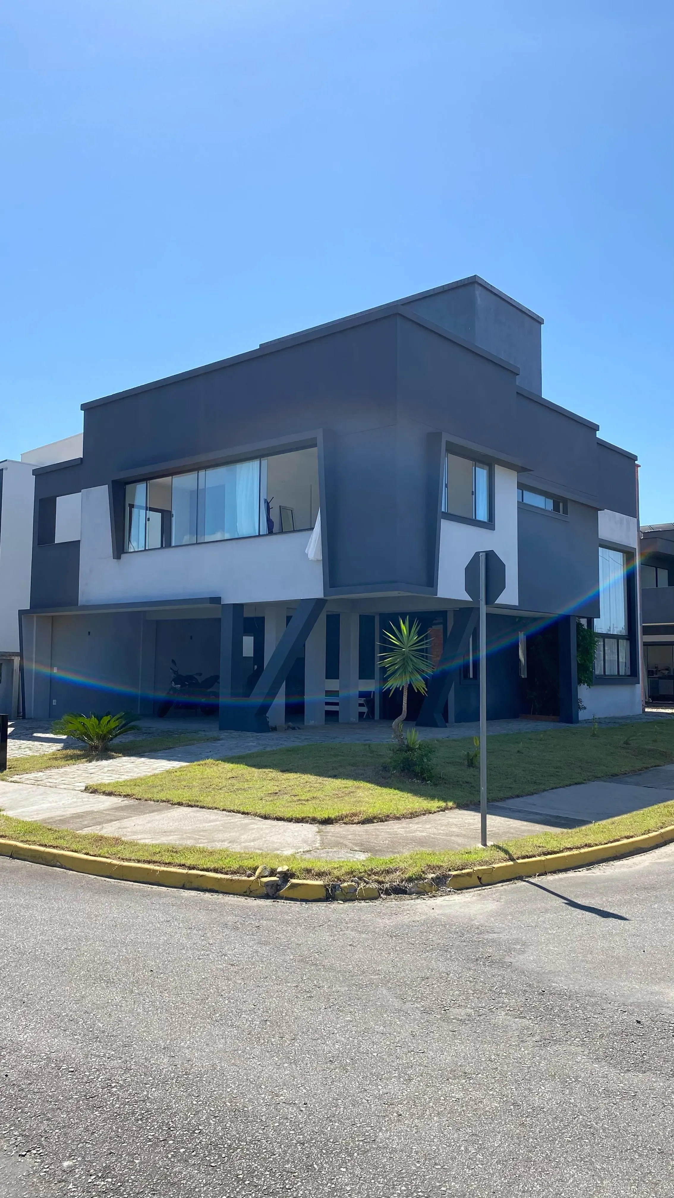 Casa mobiliada em condomínio fechado com 4 dormitórios, sendo 1 suíte e 4 vagas de garagem, em Camboriú-SC