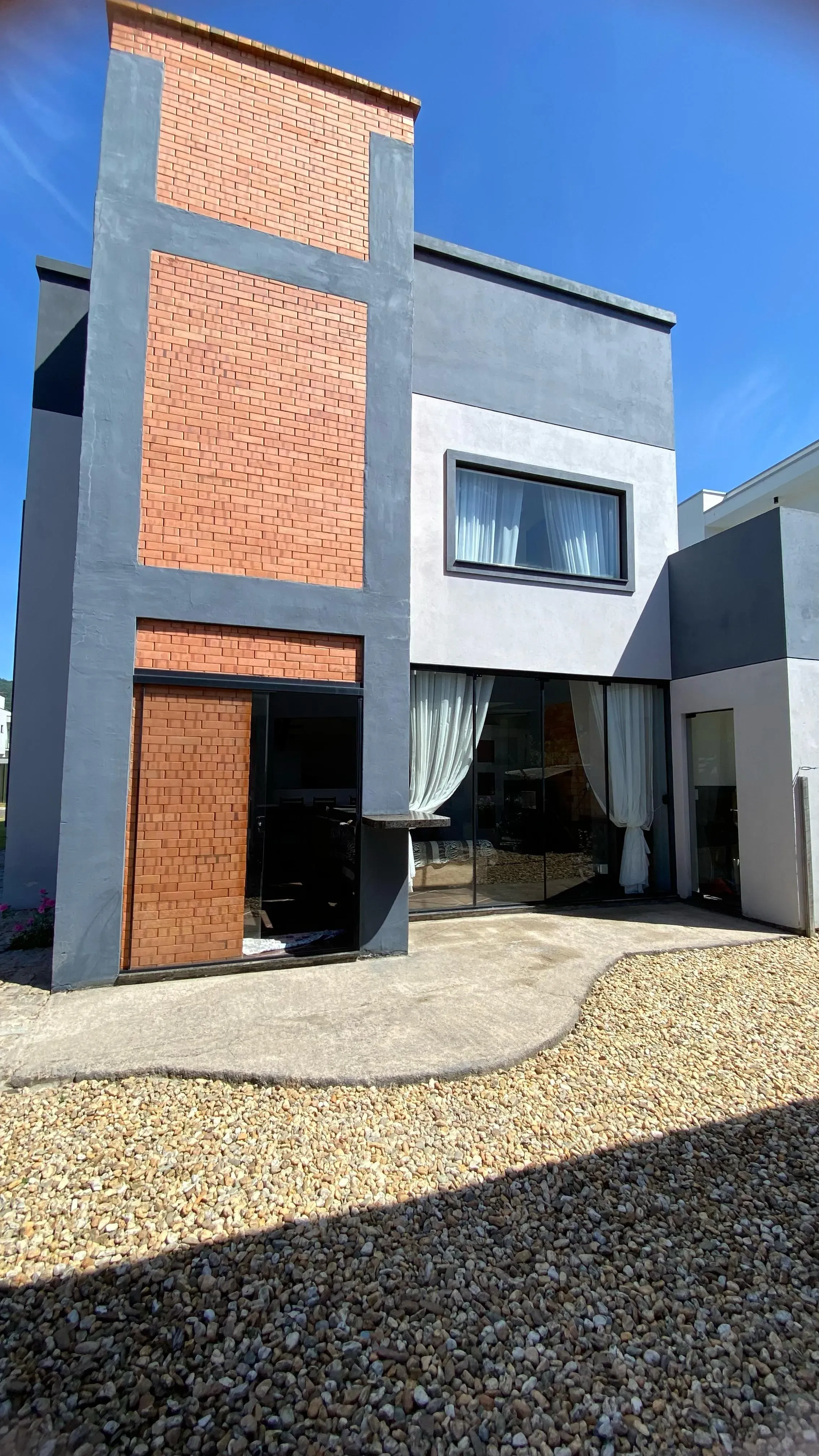 Casa mobiliada em condomínio fechado com 4 dormitórios, sendo 1 suíte e 4 vagas de garagem, em Camboriú-SC