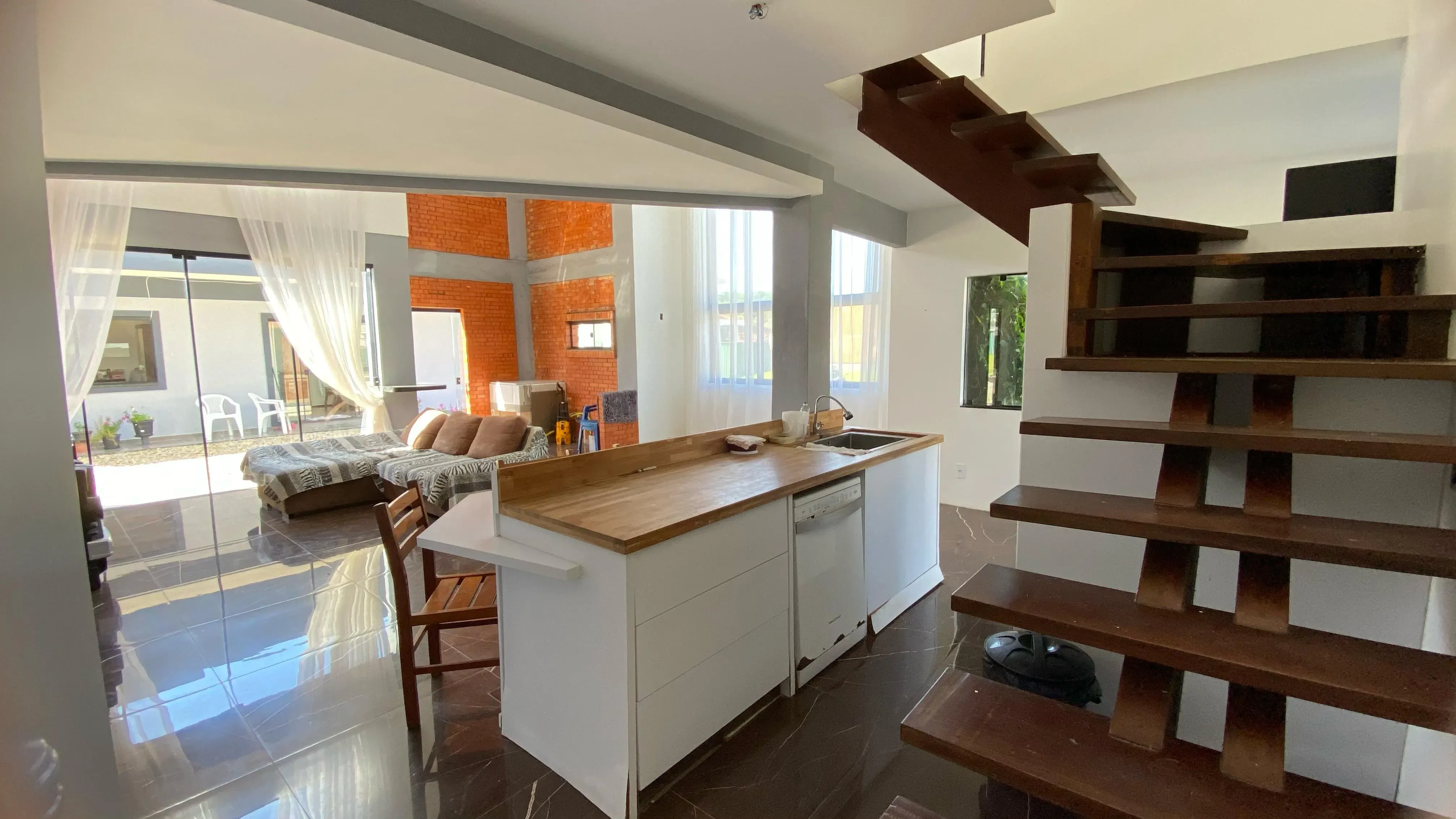 Casa mobiliada em condomínio fechado com 4 dormitórios, sendo 1 suíte e 4 vagas de garagem, em Camboriú-SC