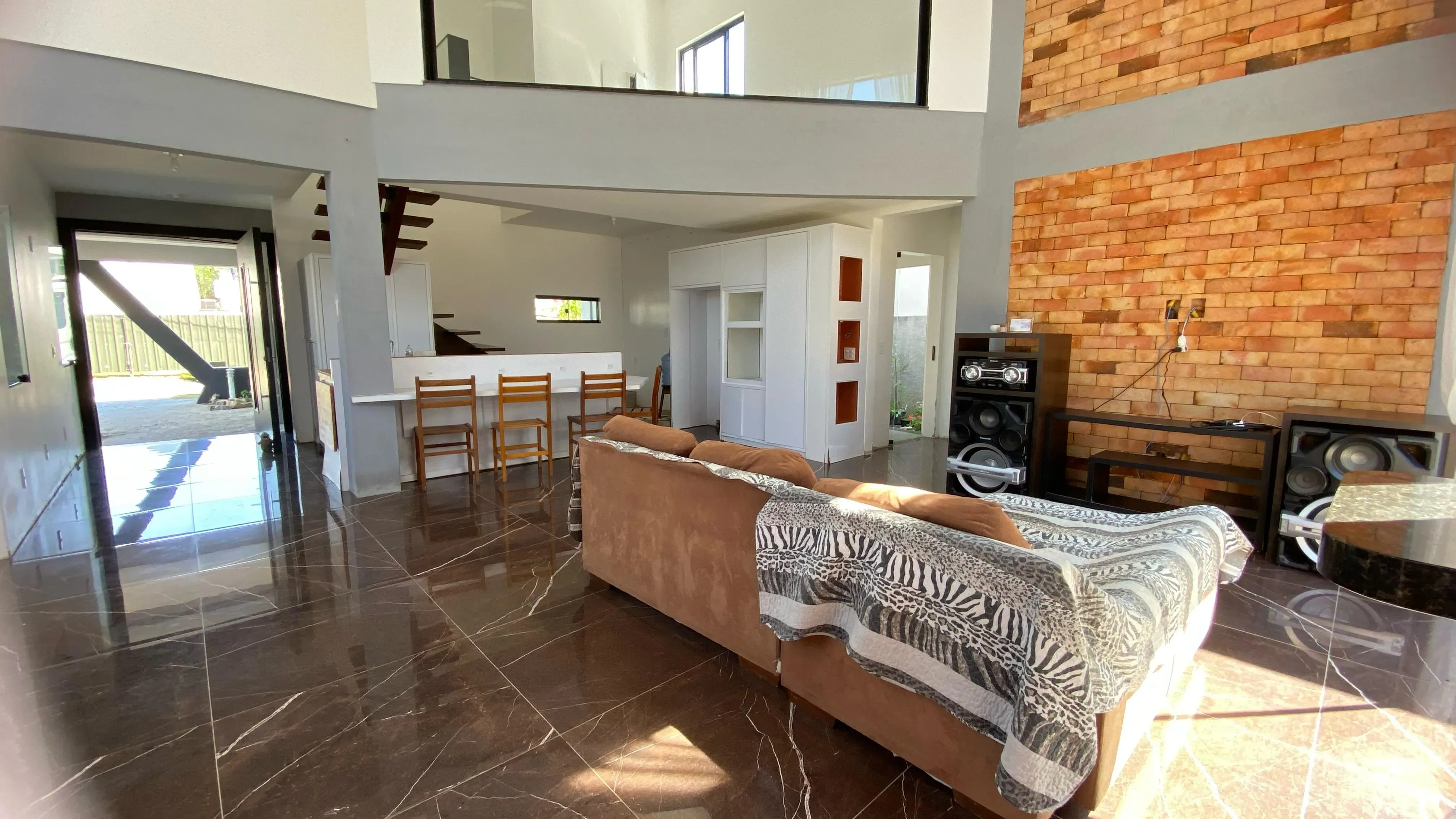 Casa mobiliada em condomínio fechado com 4 dormitórios, sendo 1 suíte e 4 vagas de garagem, em Camboriú-SC