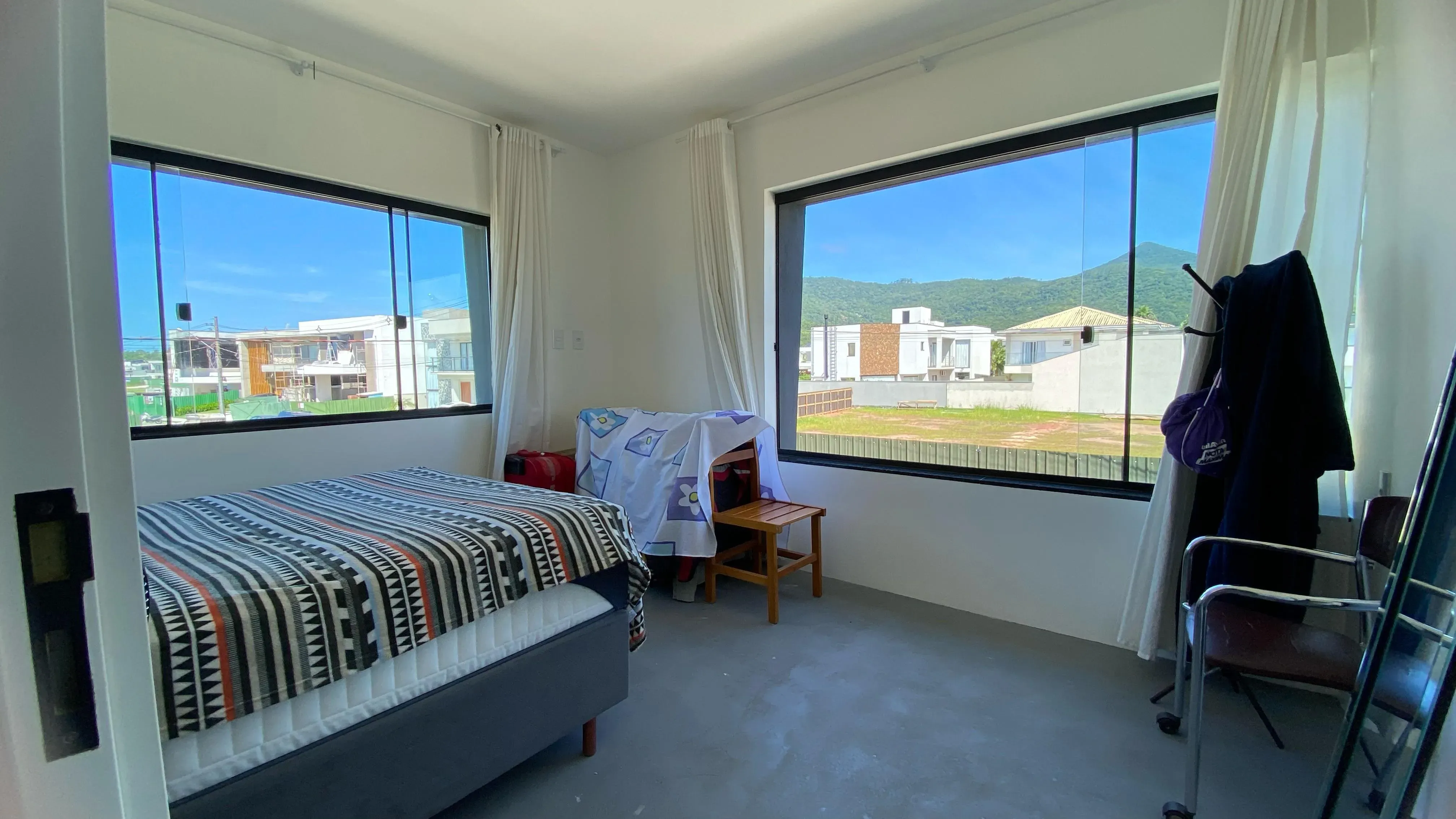 Casa mobiliada em condomínio fechado com 4 dormitórios, sendo 1 suíte e 4 vagas de garagem, em Camboriú-SC