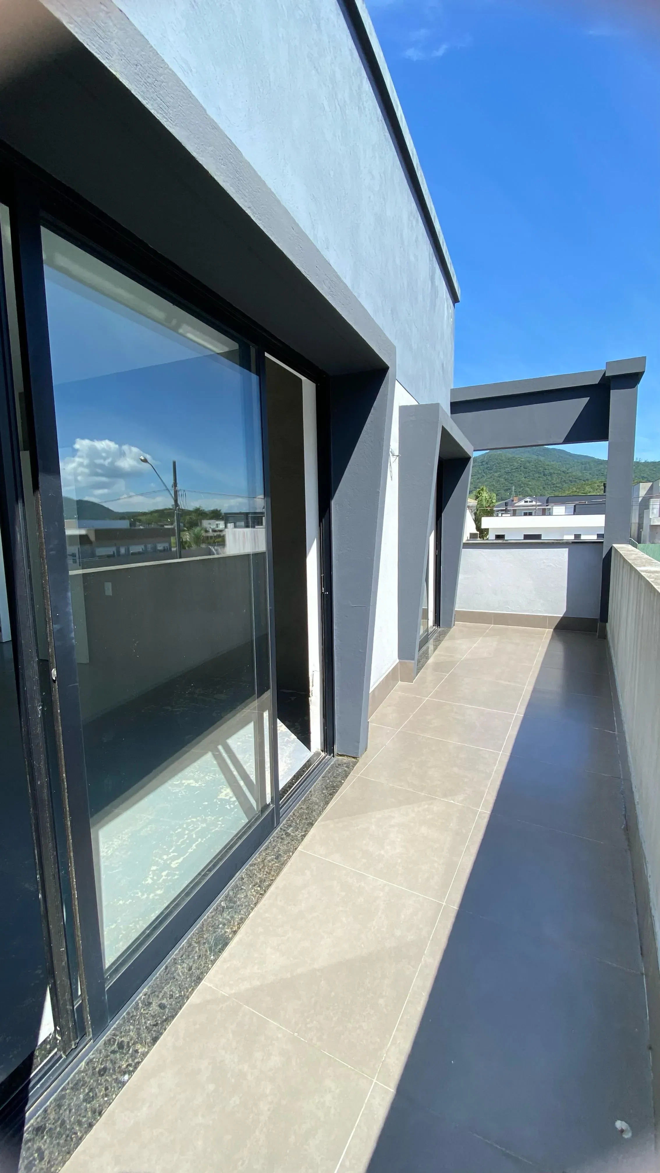 Casa mobiliada em condomínio fechado com 4 dormitórios, sendo 1 suíte e 4 vagas de garagem, em Camboriú-SC