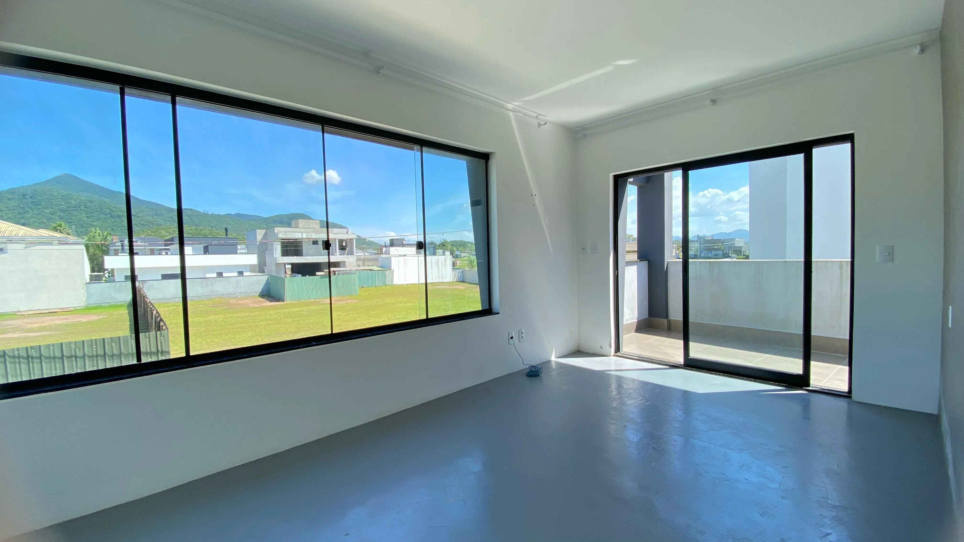 Casa mobiliada em condomínio fechado com 4 dormitórios, sendo 1 suíte e 4 vagas de garagem, em Camboriú-SC