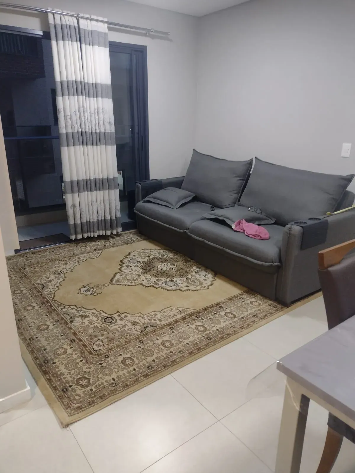 Apartamento mobiliado com 1 dormitório e 1 vaga de garagem no Centro de Balneário Camboriú-SC