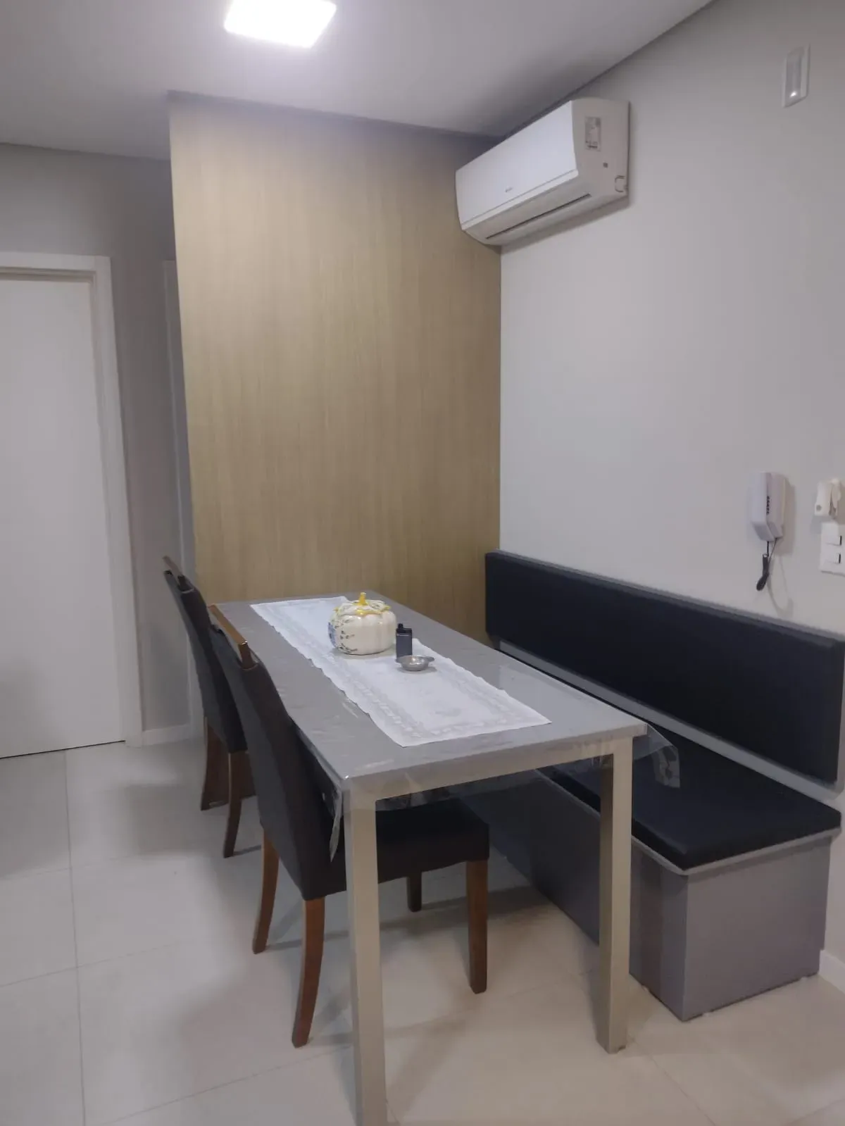 Apartamento mobiliado com 1 dormitório e 1 vaga de garagem no Centro de Balneário Camboriú-SC