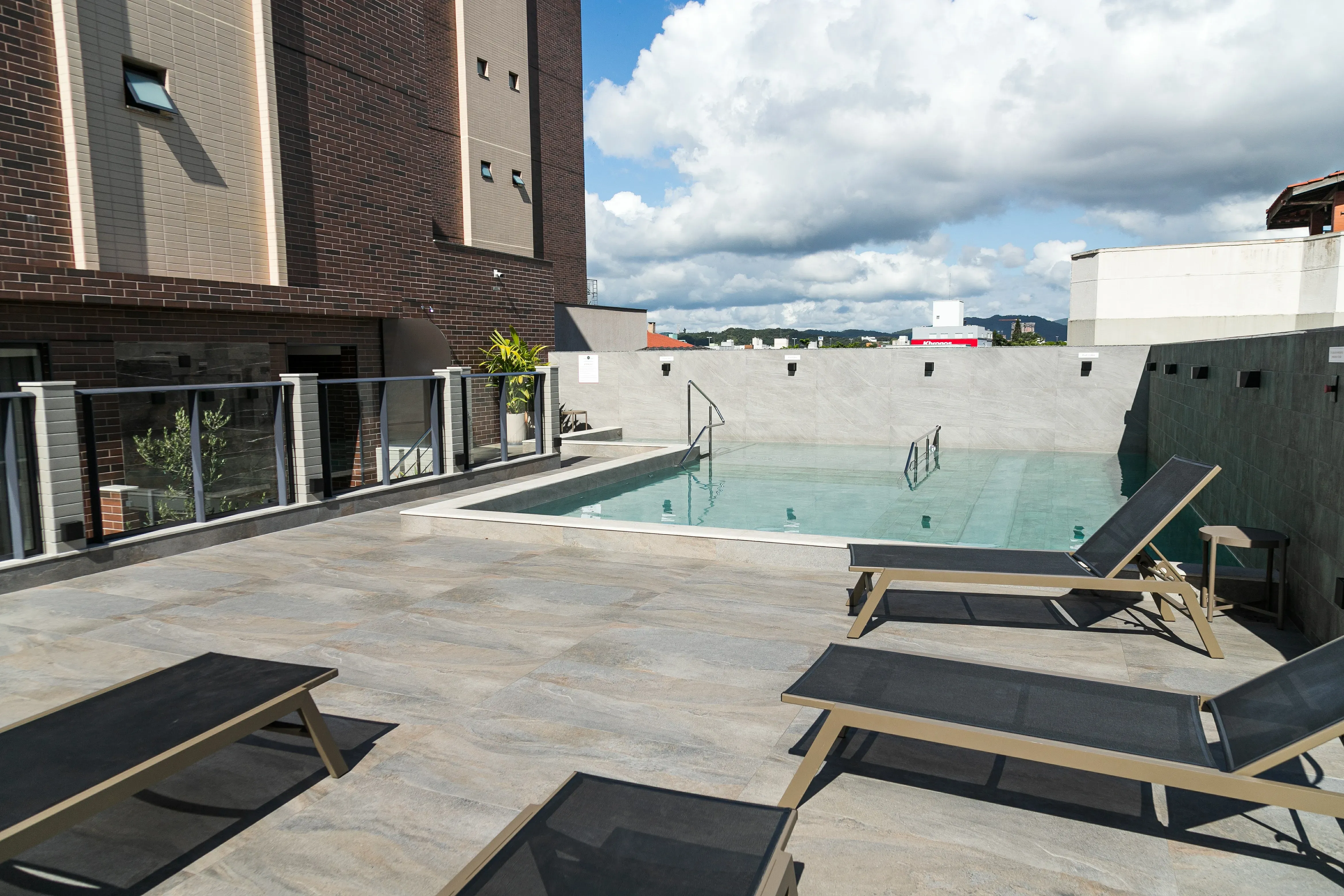 Apartamento mobiliado com 1 dormitório e 1 vaga de garagem no Centro de Balneário Camboriú-SC