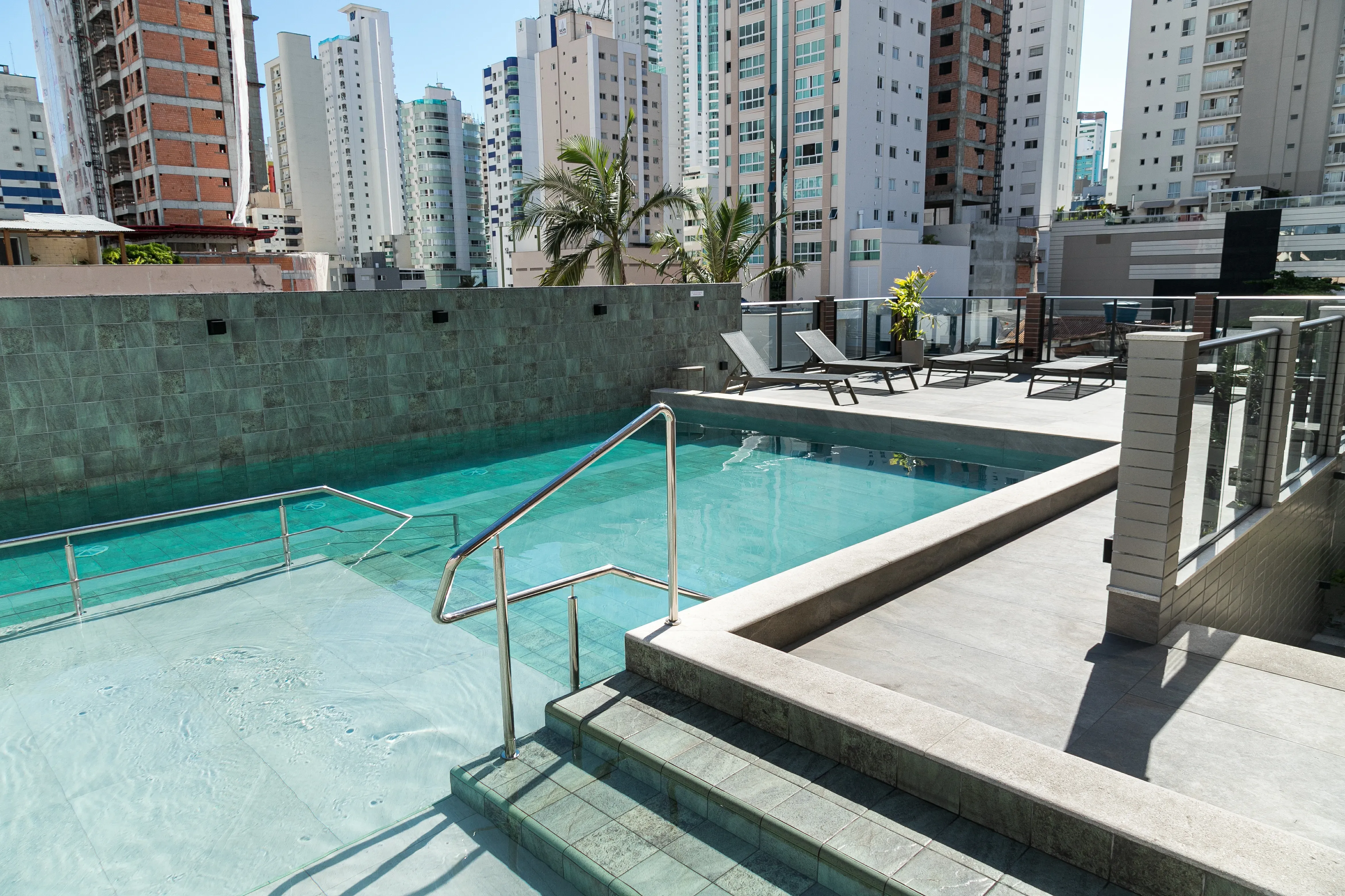 Apartamento mobiliado com 1 dormitório e 1 vaga de garagem no Centro de Balneário Camboriú-SC