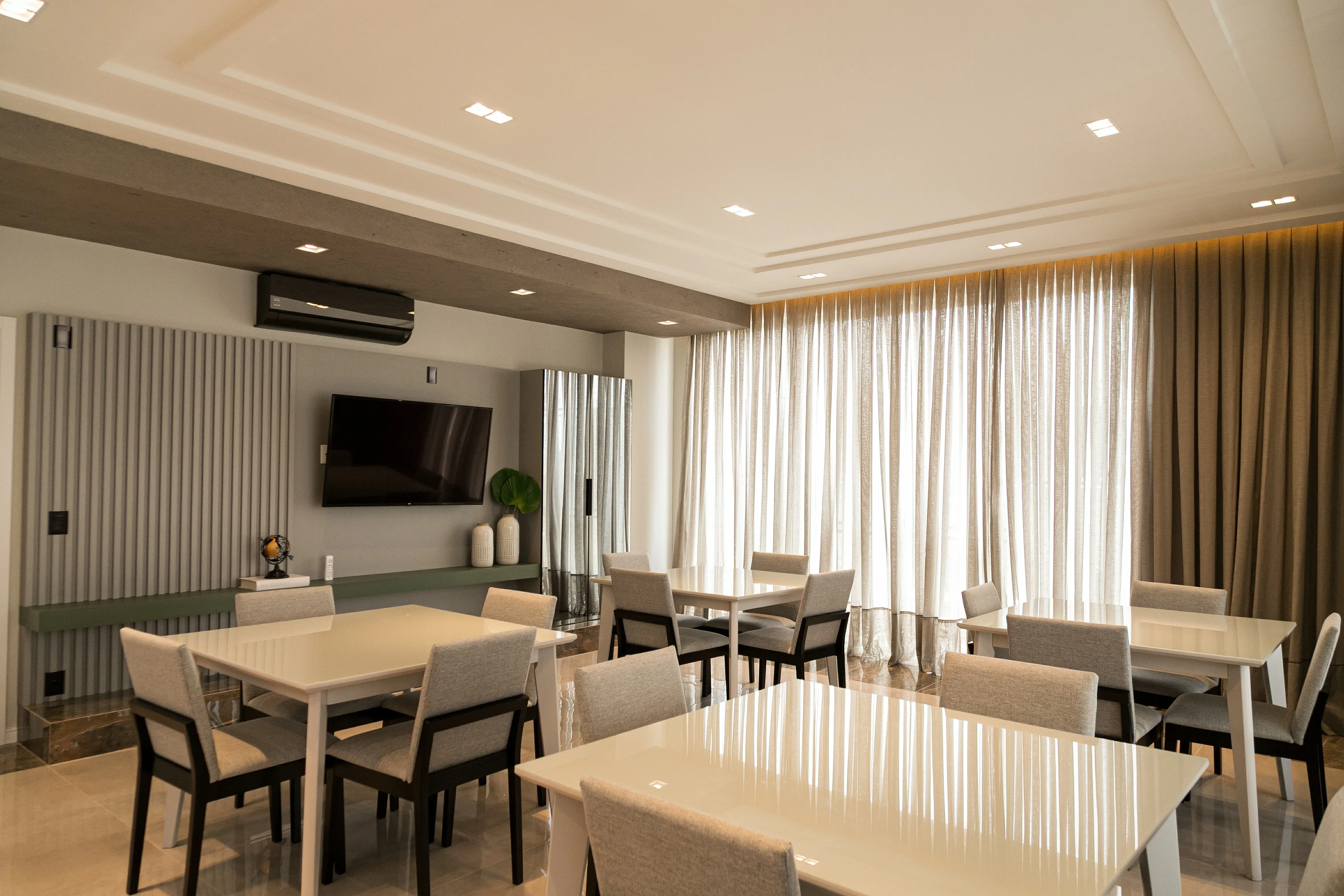 Apartamento mobiliado com 1 dormitório e 1 vaga de garagem no Centro de Balneário Camboriú-SC