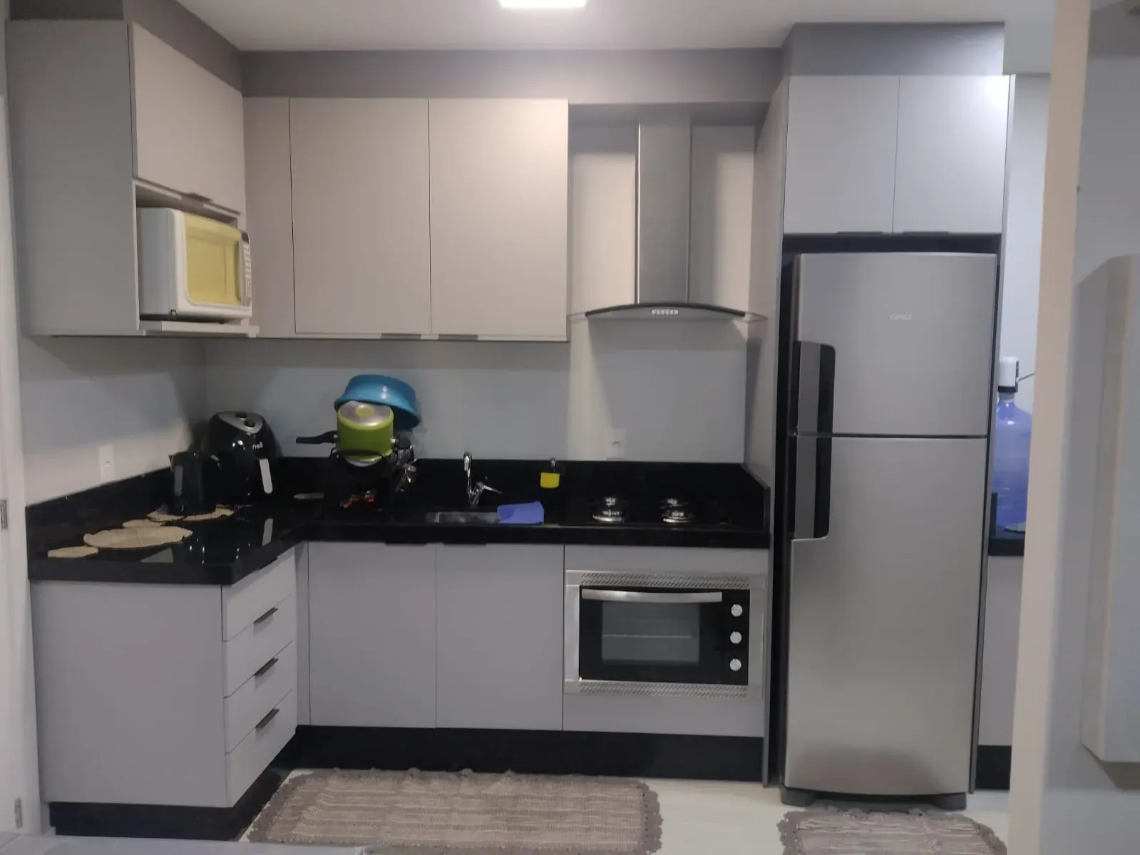 Apartamento mobiliado com 1 dormitório e 1 vaga de garagem no Centro de Balneário Camboriú-SC