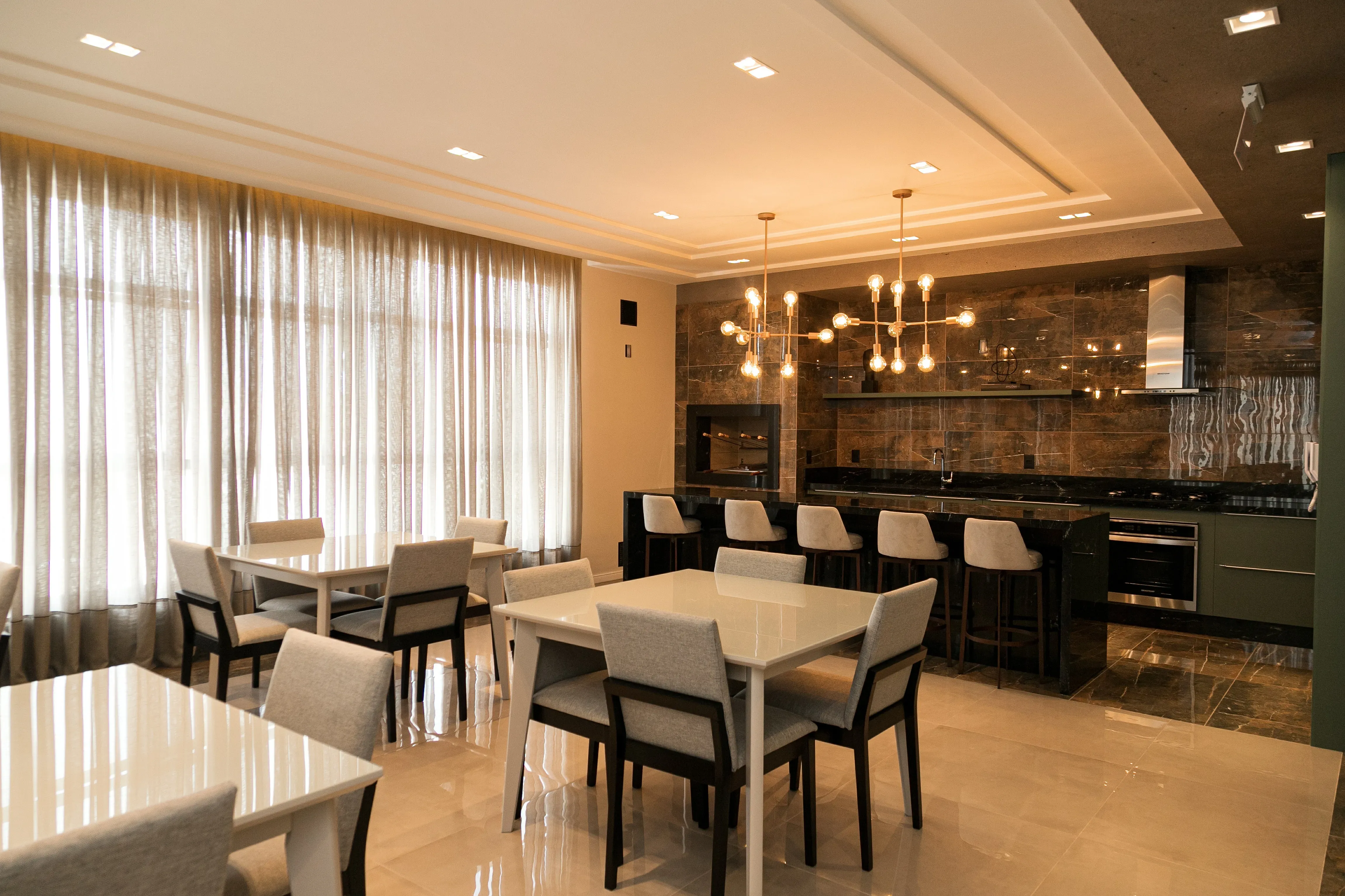 Apartamento mobiliado com 1 dormitório e 1 vaga de garagem no Centro de Balneário Camboriú-SC