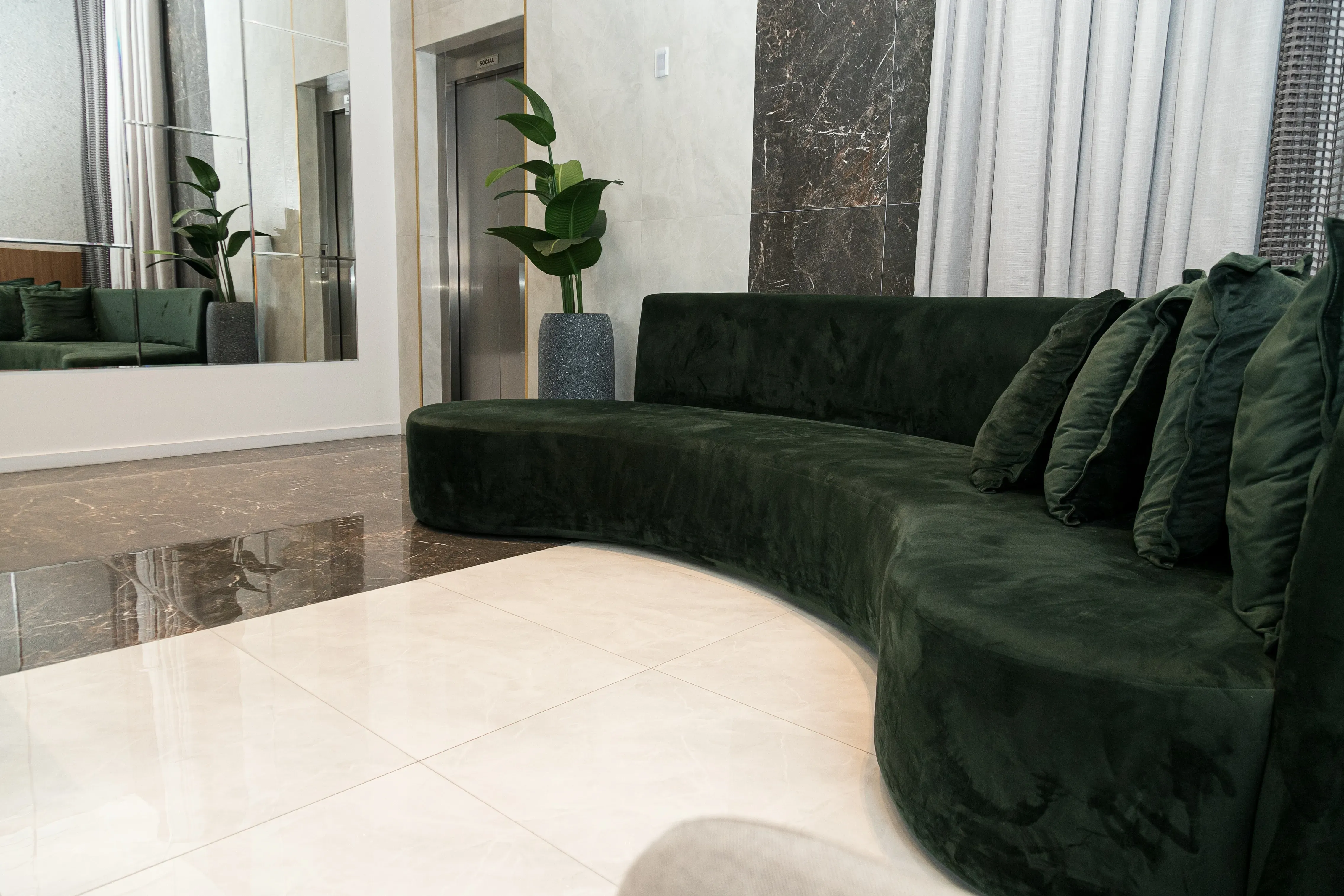 Apartamento mobiliado com 1 dormitório e 1 vaga de garagem no Centro de Balneário Camboriú-SC