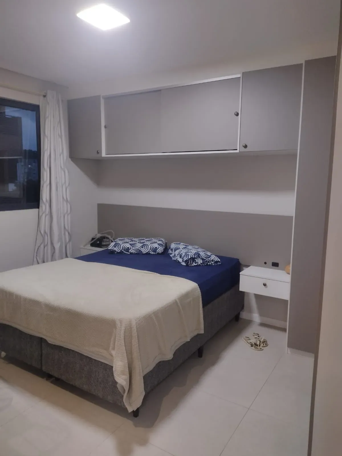 Apartamento mobiliado com 1 dormitório e 1 vaga de garagem no Centro de Balneário Camboriú-SC
