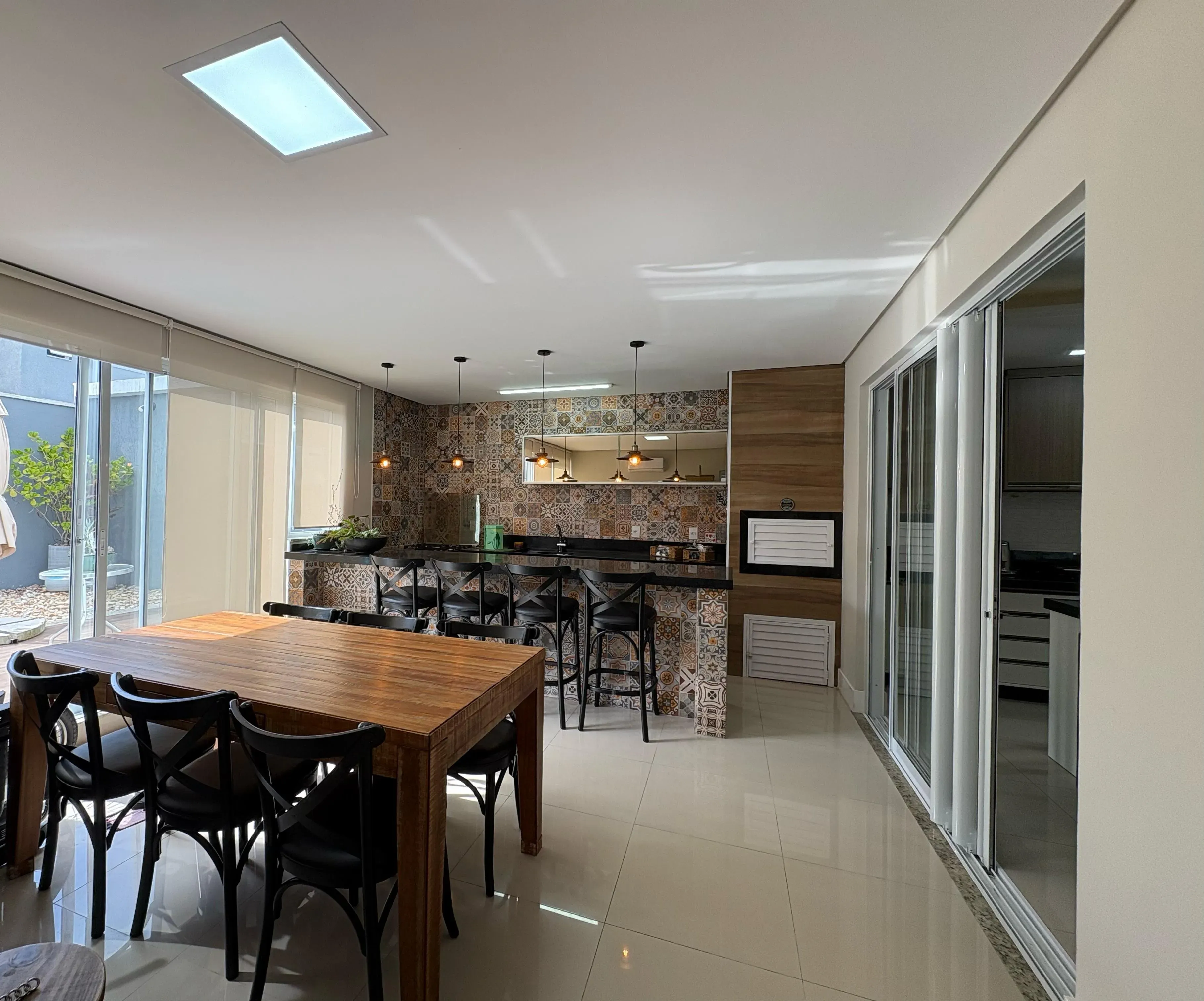 Casa com 4 dormitórios sendo 4 suítes e 4 vagas de garagem em Camboriú/SC