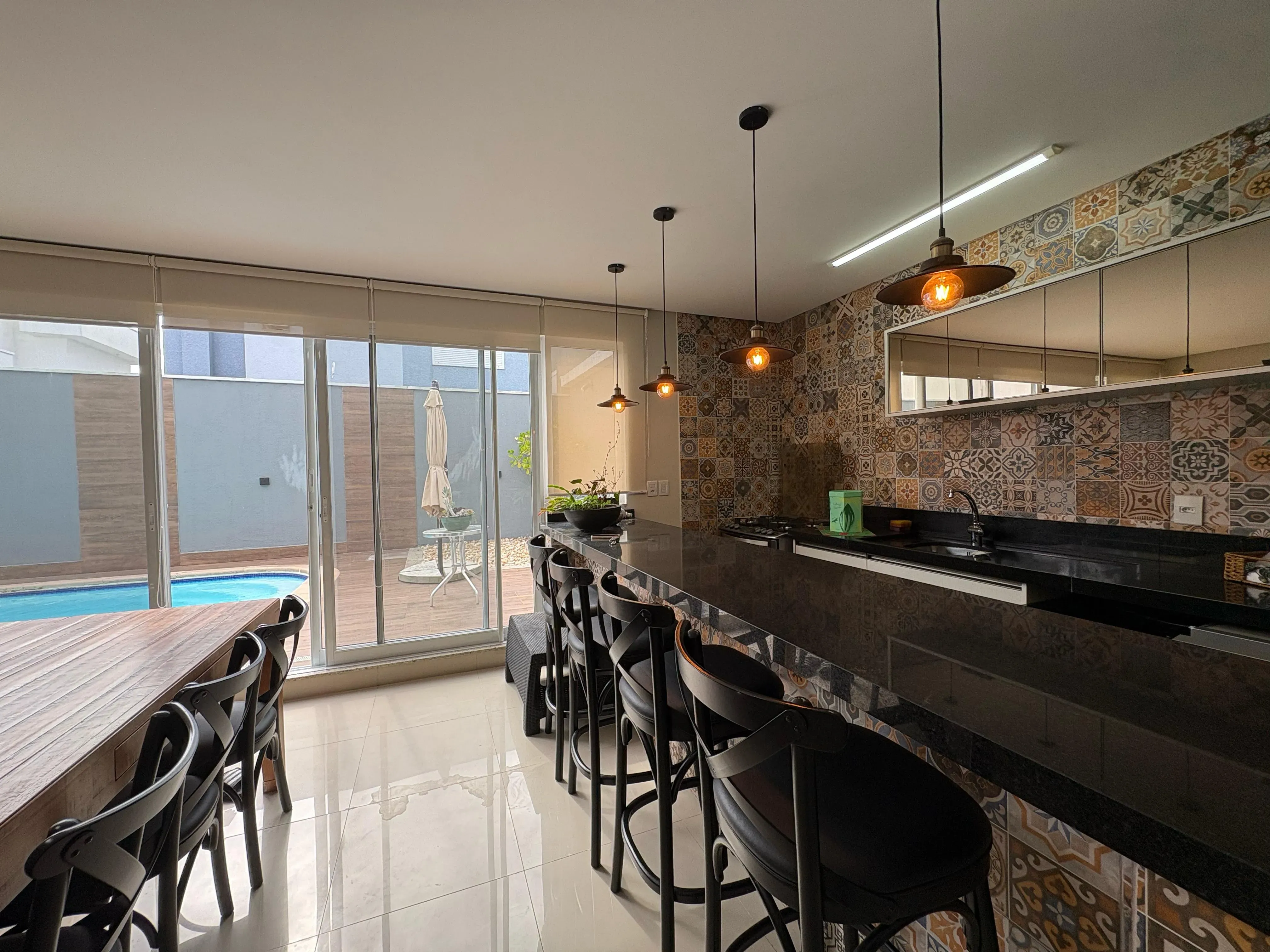 Casa com 4 dormitórios sendo 4 suítes e 4 vagas de garagem em Camboriú/SC