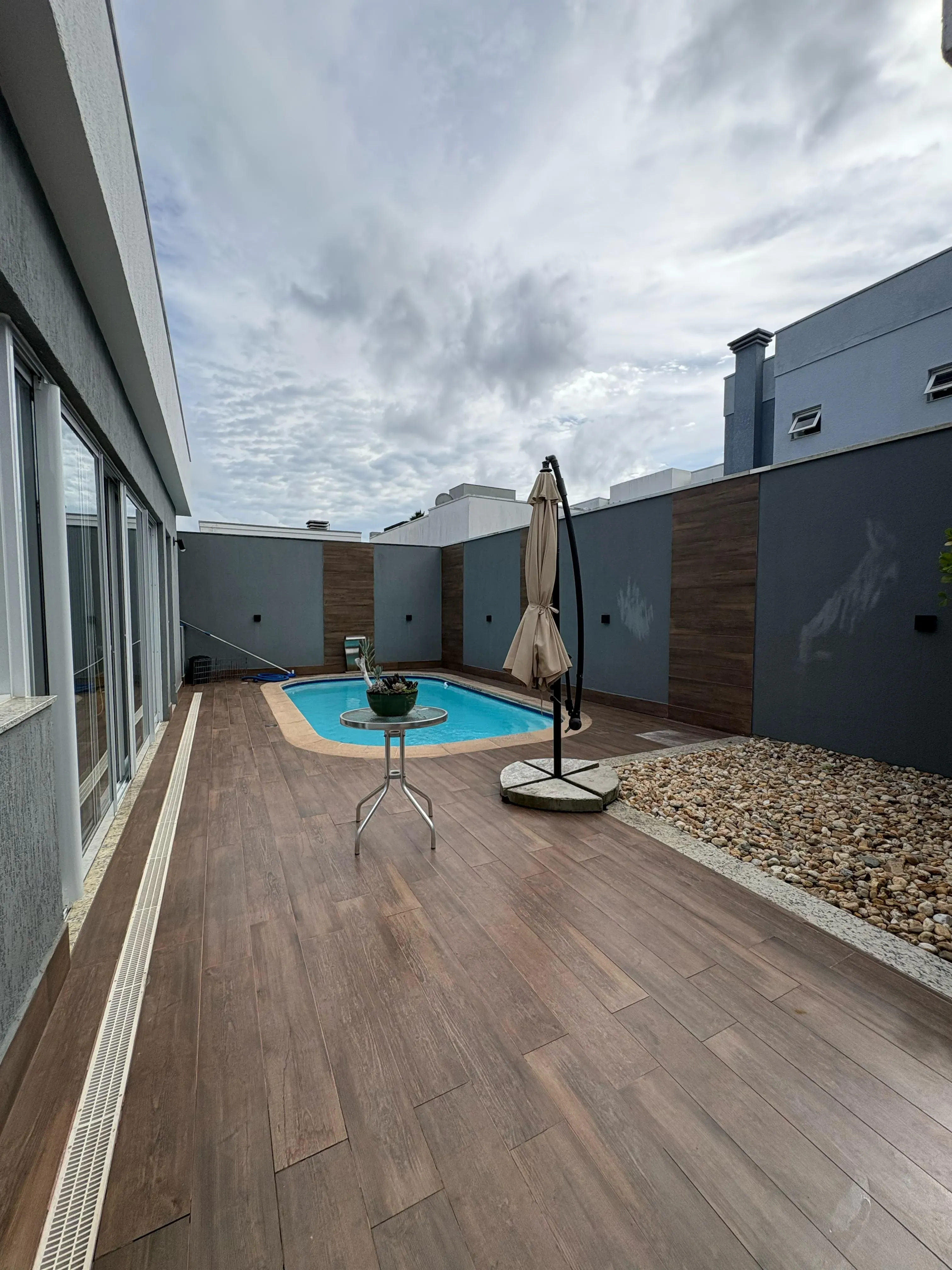 Casa com 4 dormitórios sendo 4 suítes e 4 vagas de garagem em Camboriú/SC