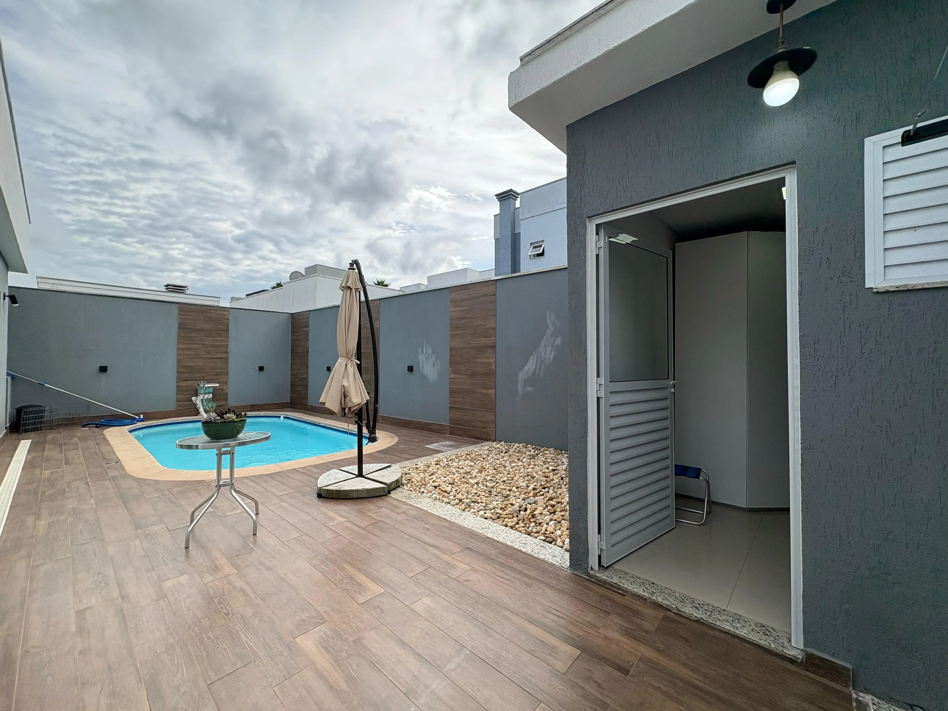 Casa com 4 dormitórios sendo 4 suítes e 4 vagas de garagem em Camboriú/SC