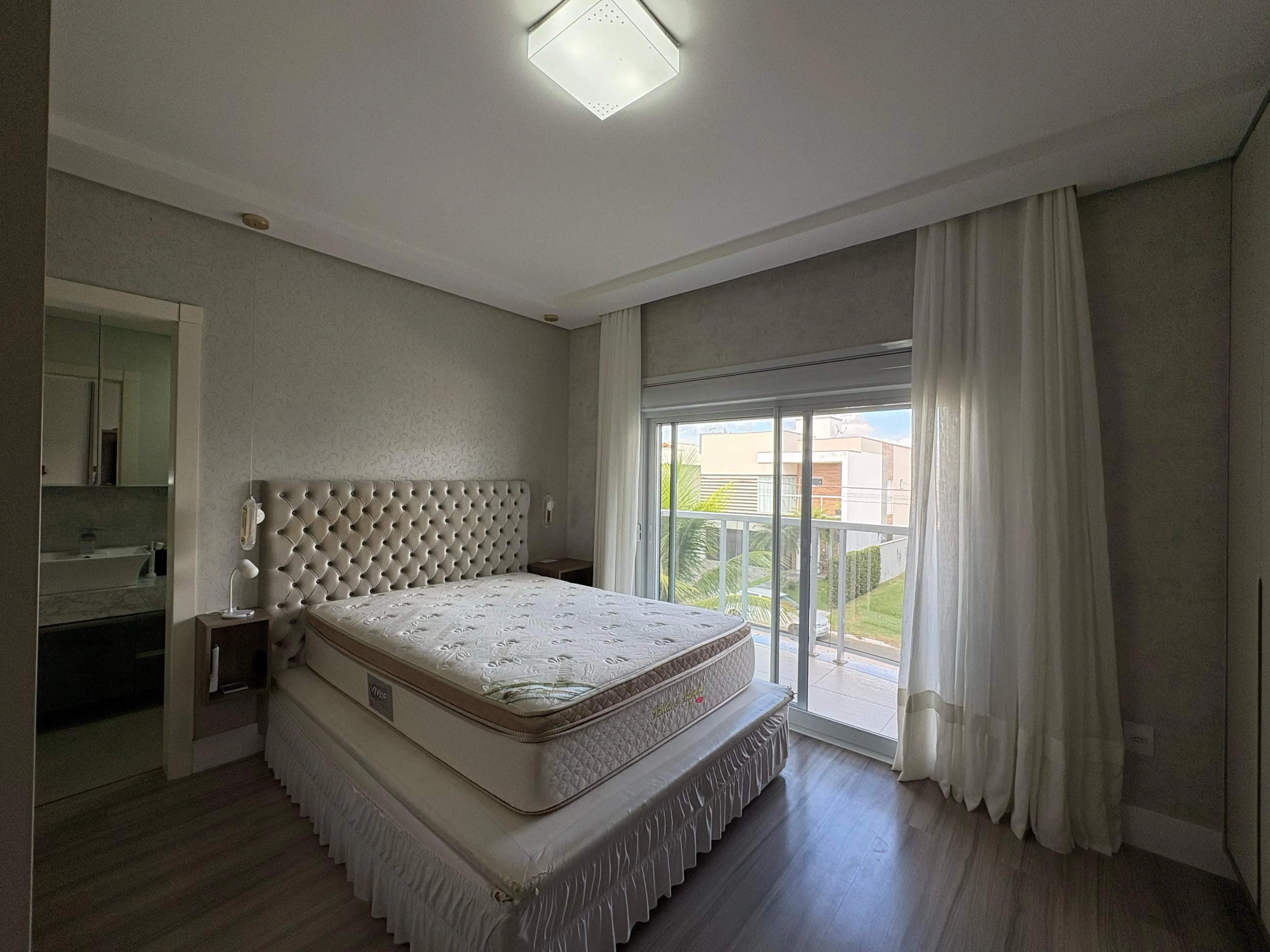 Casa com 4 dormitórios sendo 4 suítes e 4 vagas de garagem em Camboriú/SC