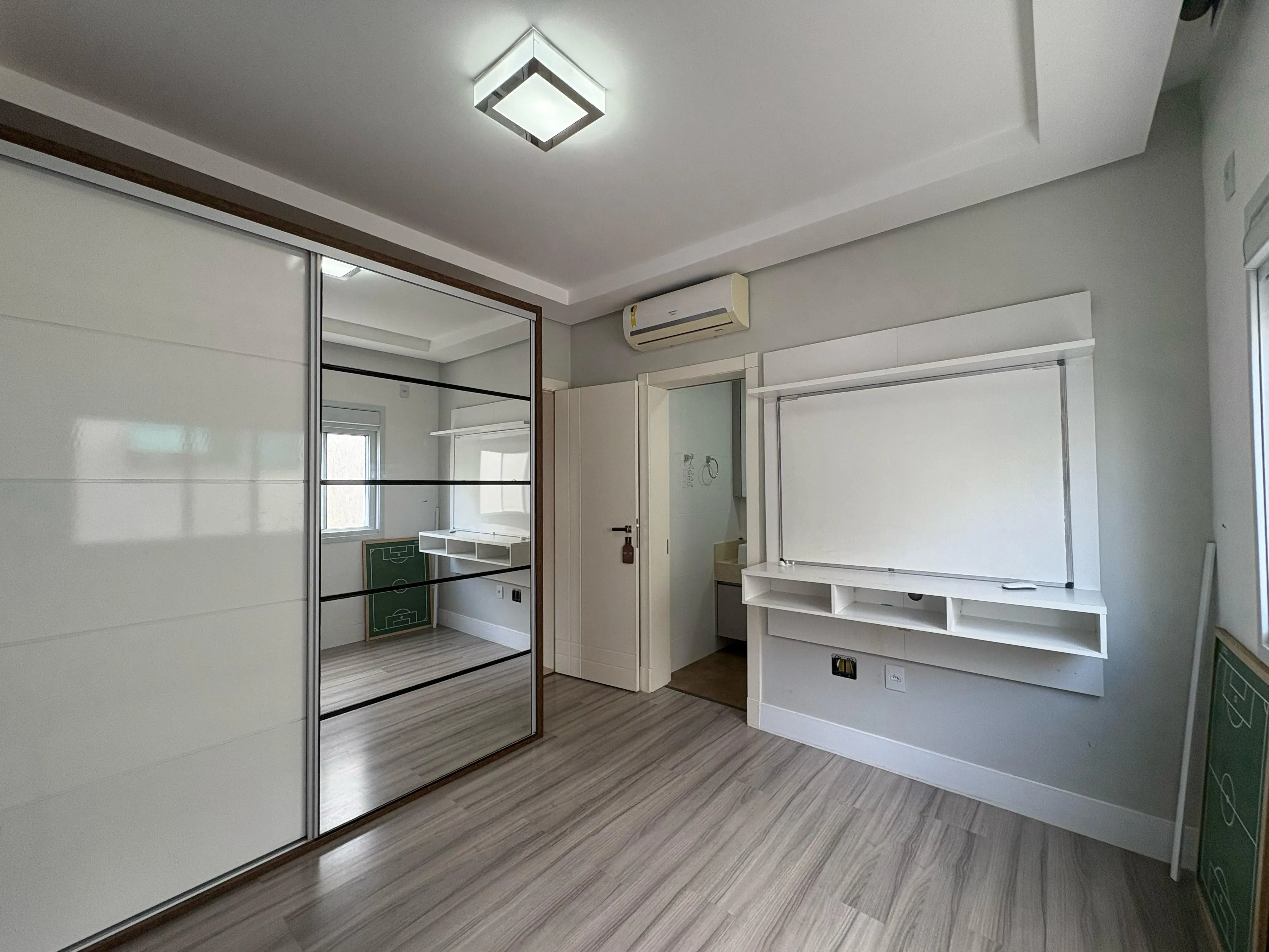 Casa com 4 dormitórios sendo 4 suítes e 4 vagas de garagem em Camboriú/SC