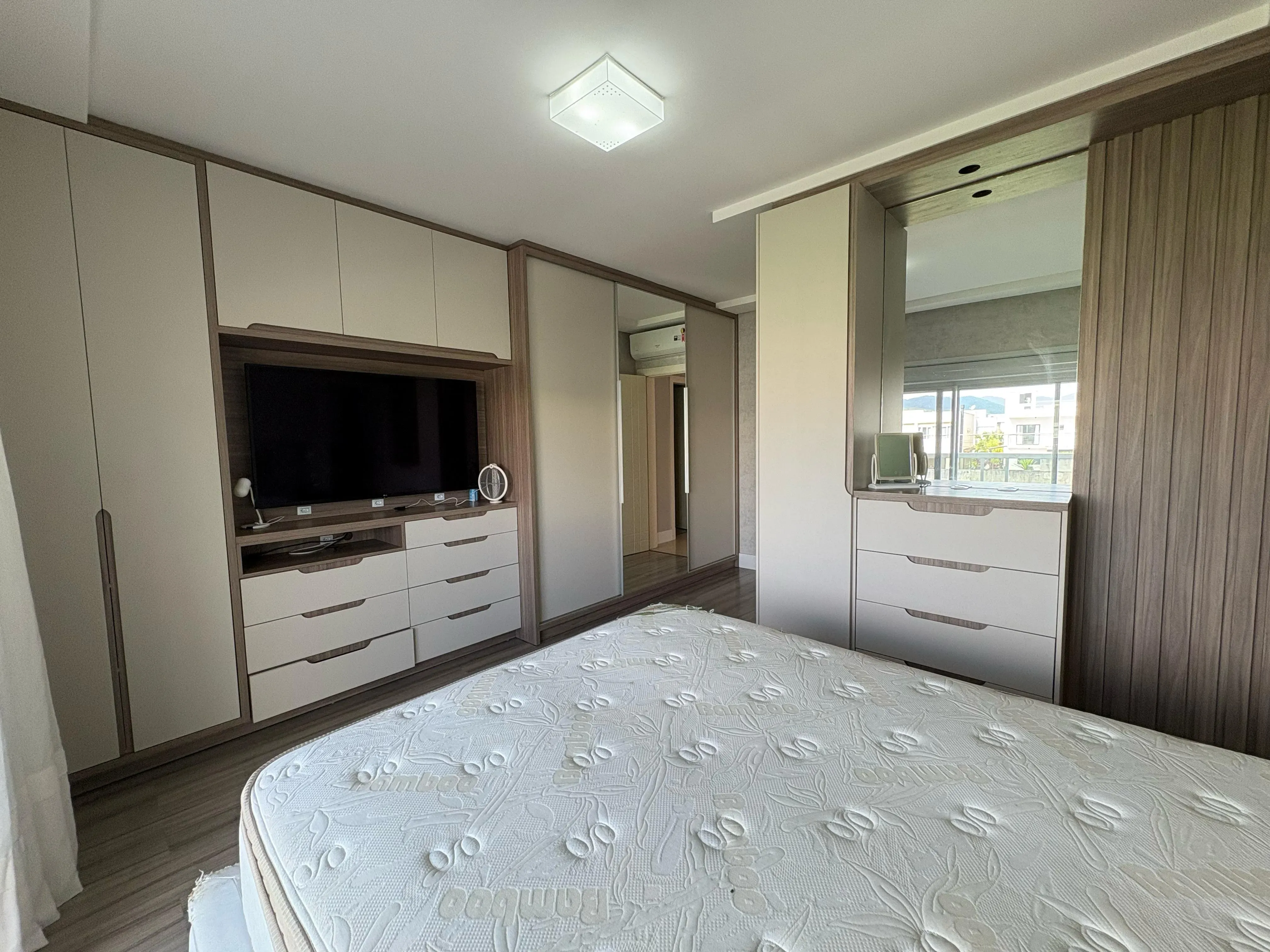 Casa com 4 dormitórios sendo 4 suítes e 4 vagas de garagem em Camboriú/SC