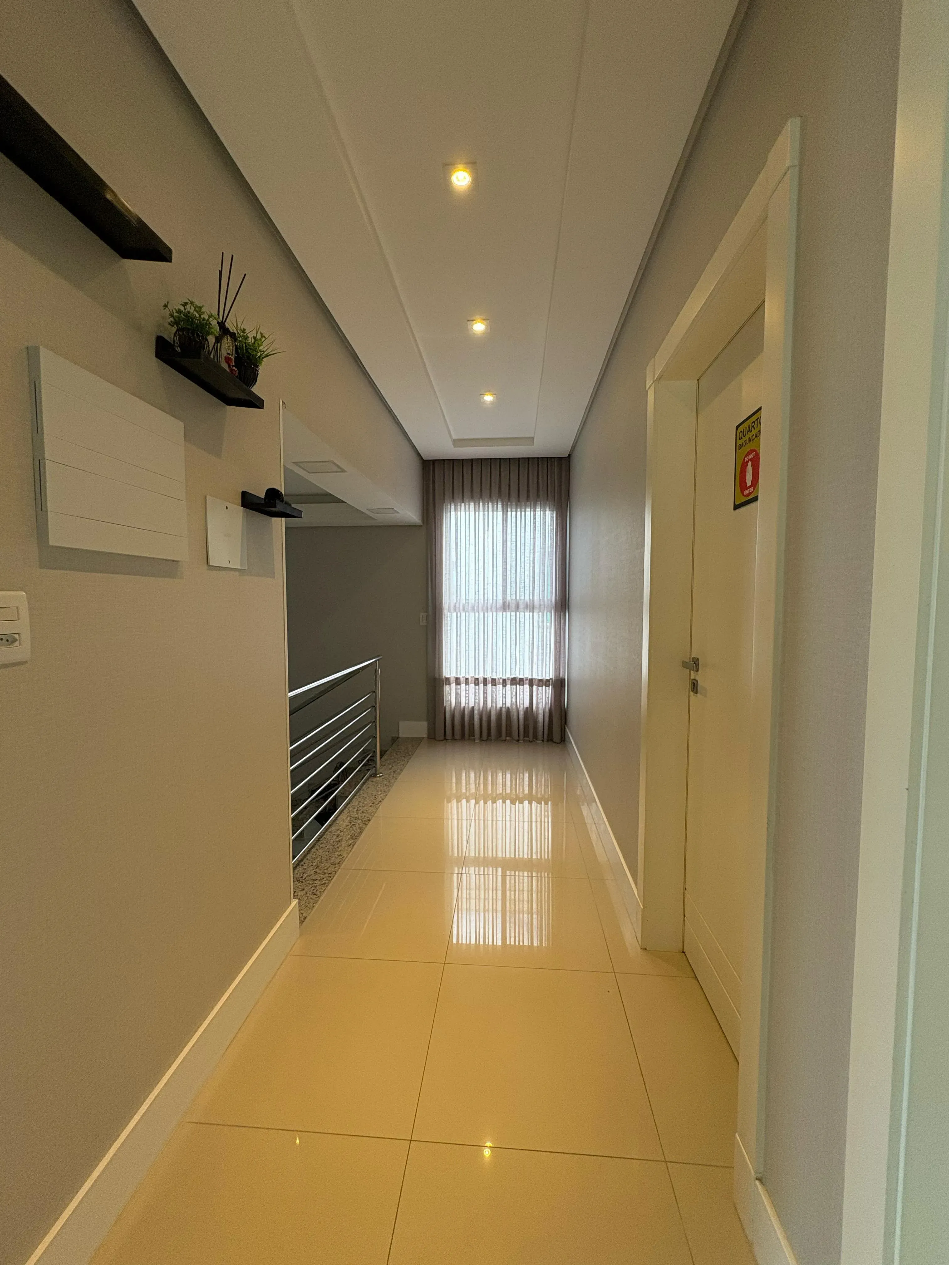 Casa com 4 dormitórios sendo 4 suítes e 4 vagas de garagem em Camboriú/SC