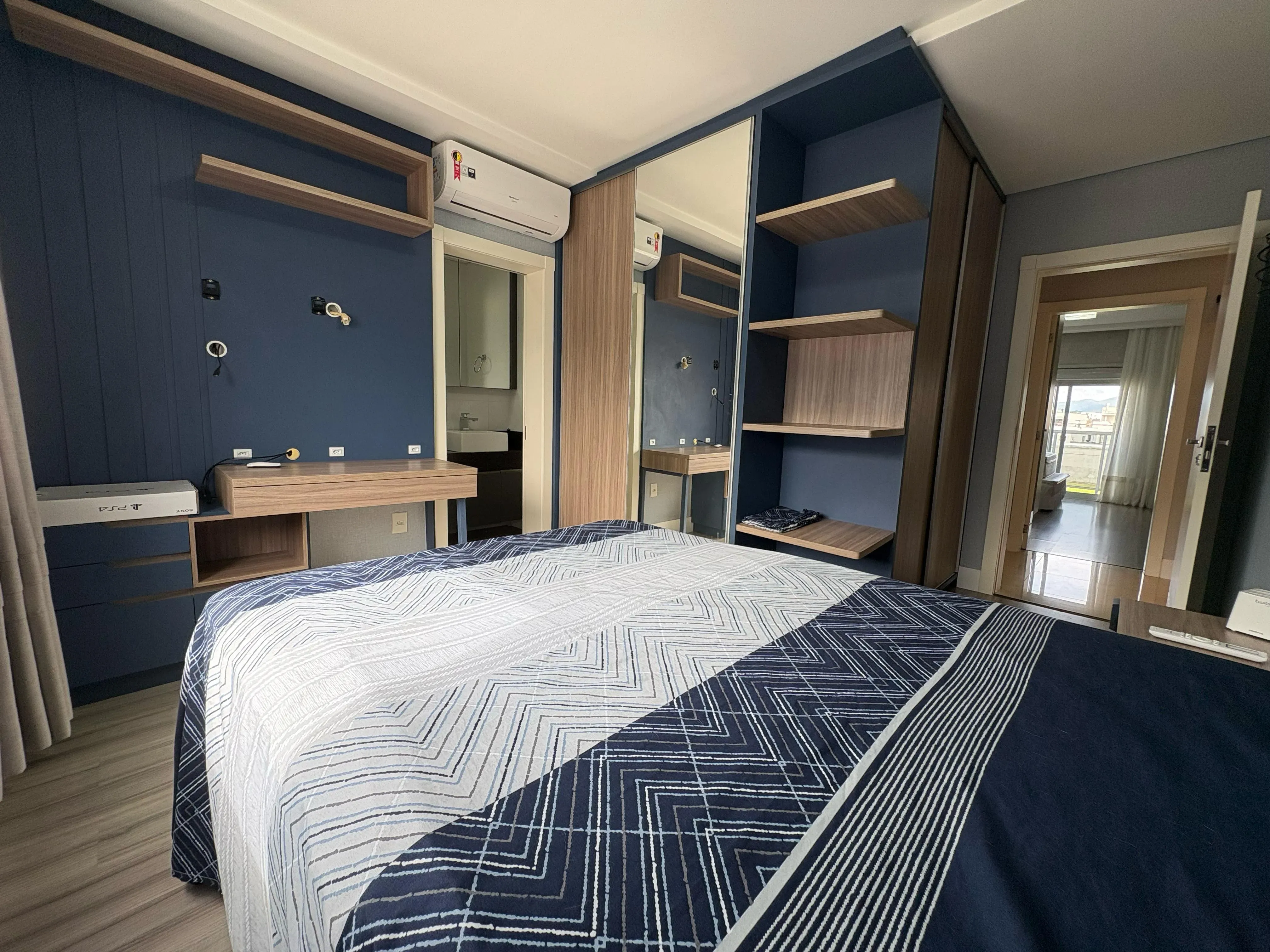 Casa com 4 dormitórios sendo 4 suítes e 4 vagas de garagem em Camboriú/SC