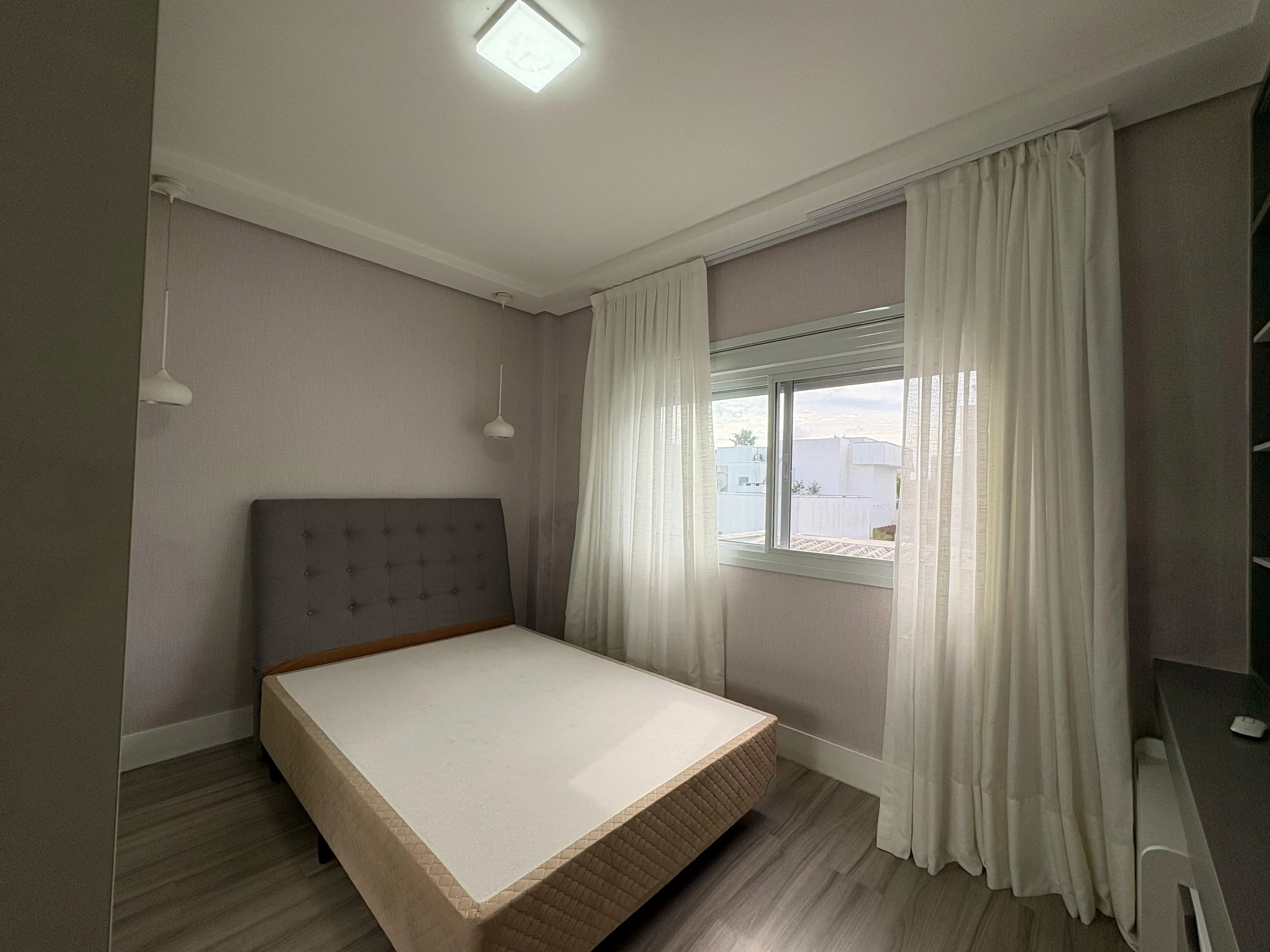 Casa com 4 dormitórios sendo 4 suítes e 4 vagas de garagem em Camboriú/SC