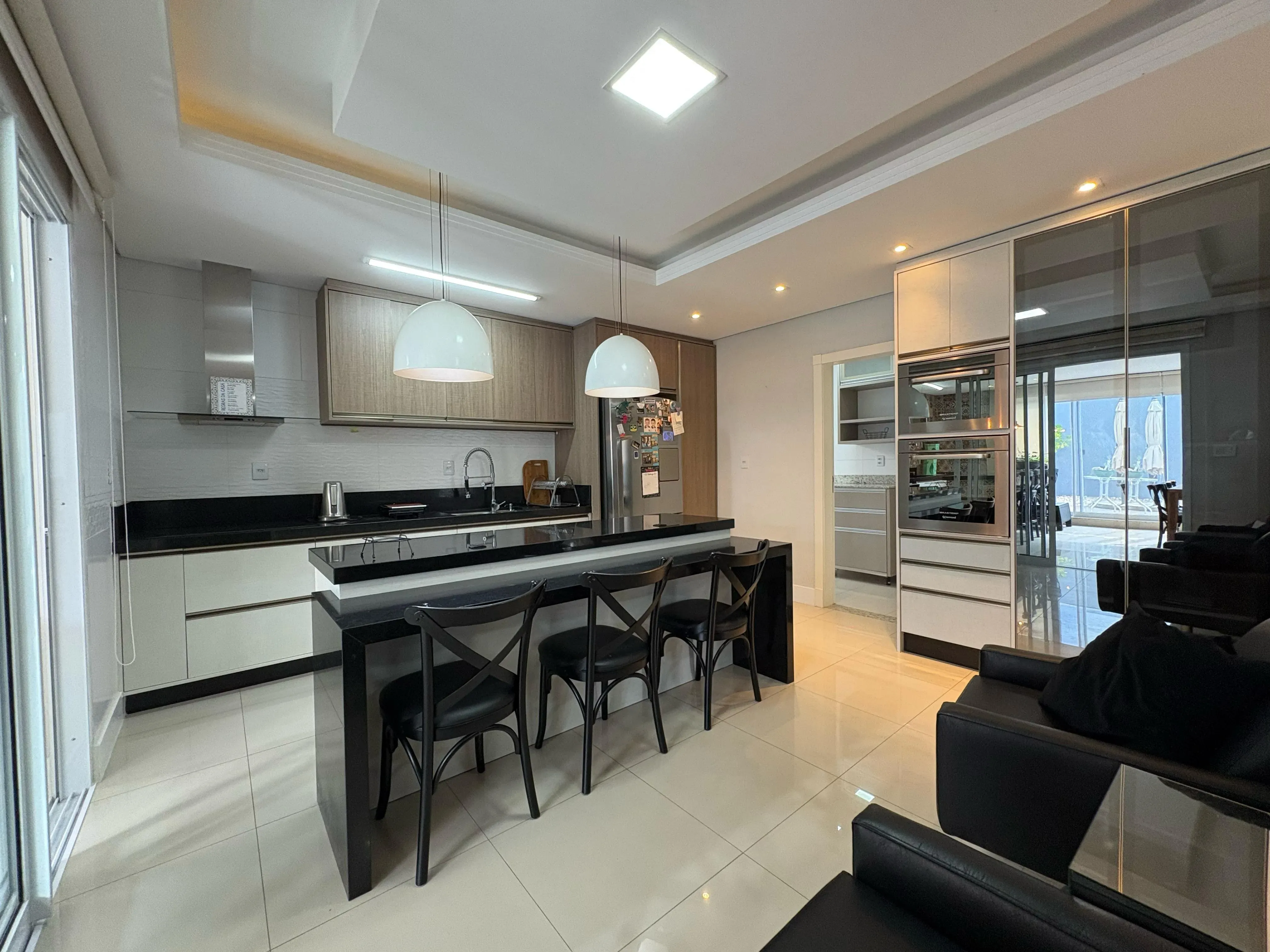 Casa com 4 dormitórios sendo 4 suítes e 4 vagas de garagem em Camboriú/SC