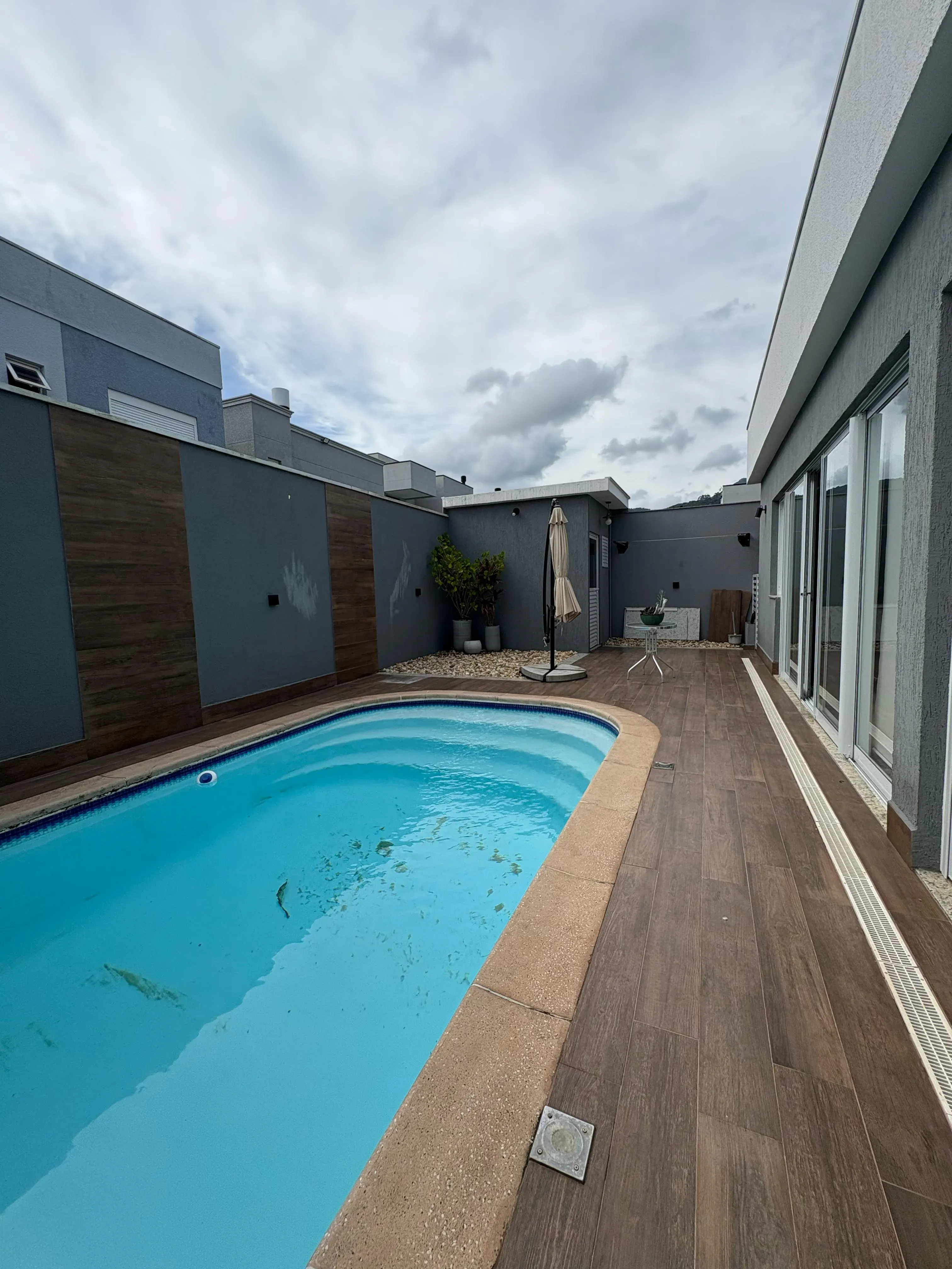 Casa com 4 dormitórios sendo 4 suítes e 4 vagas de garagem em Camboriú/SC