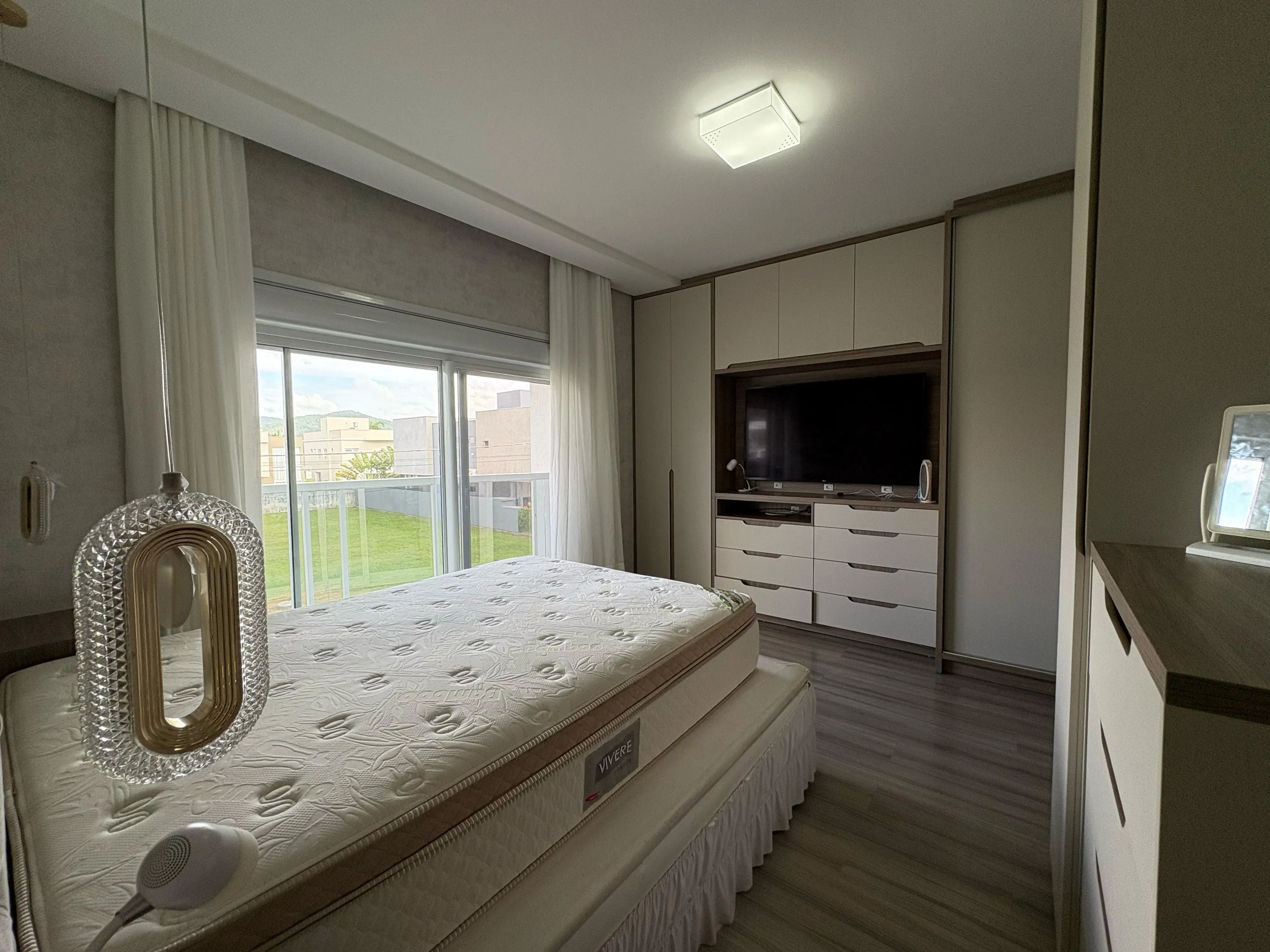 Casa com 4 dormitórios sendo 4 suítes e 4 vagas de garagem em Camboriú/SC