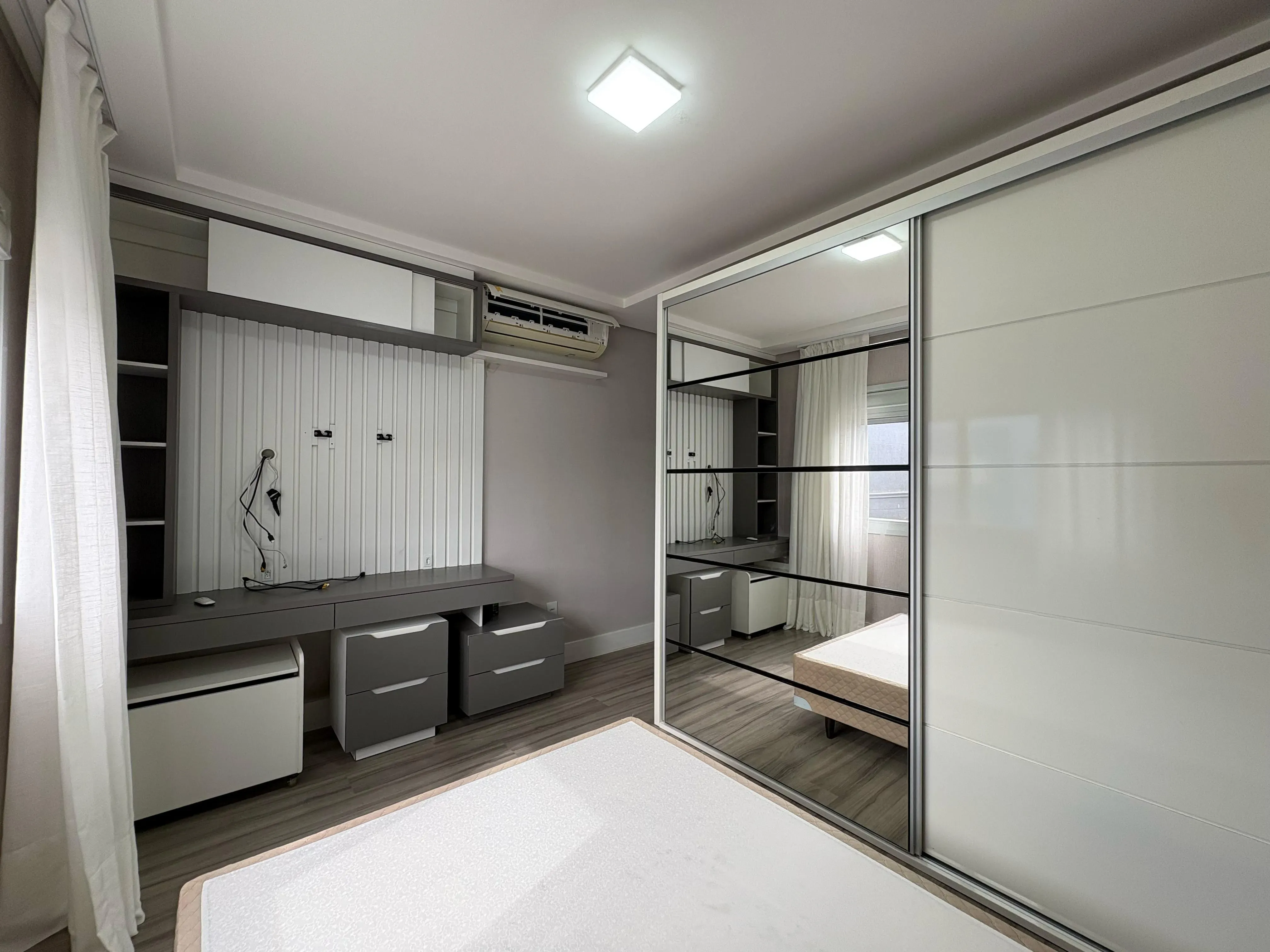 Casa com 4 dormitórios sendo 4 suítes e 4 vagas de garagem em Camboriú/SC