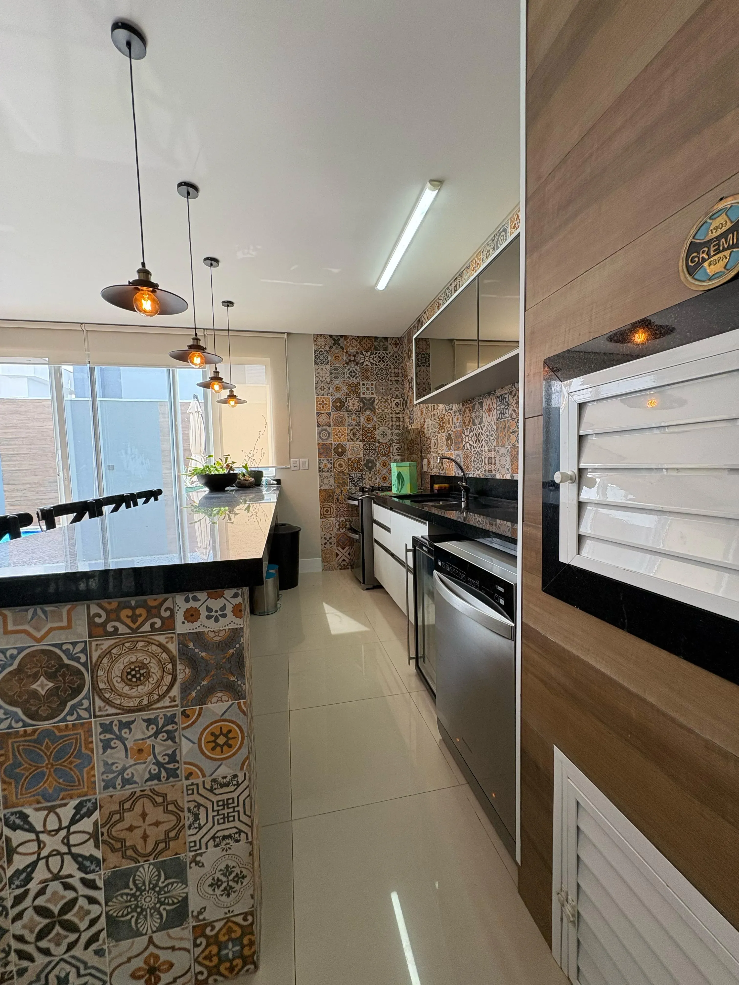 Casa com 4 dormitórios sendo 4 suítes e 4 vagas de garagem em Camboriú/SC