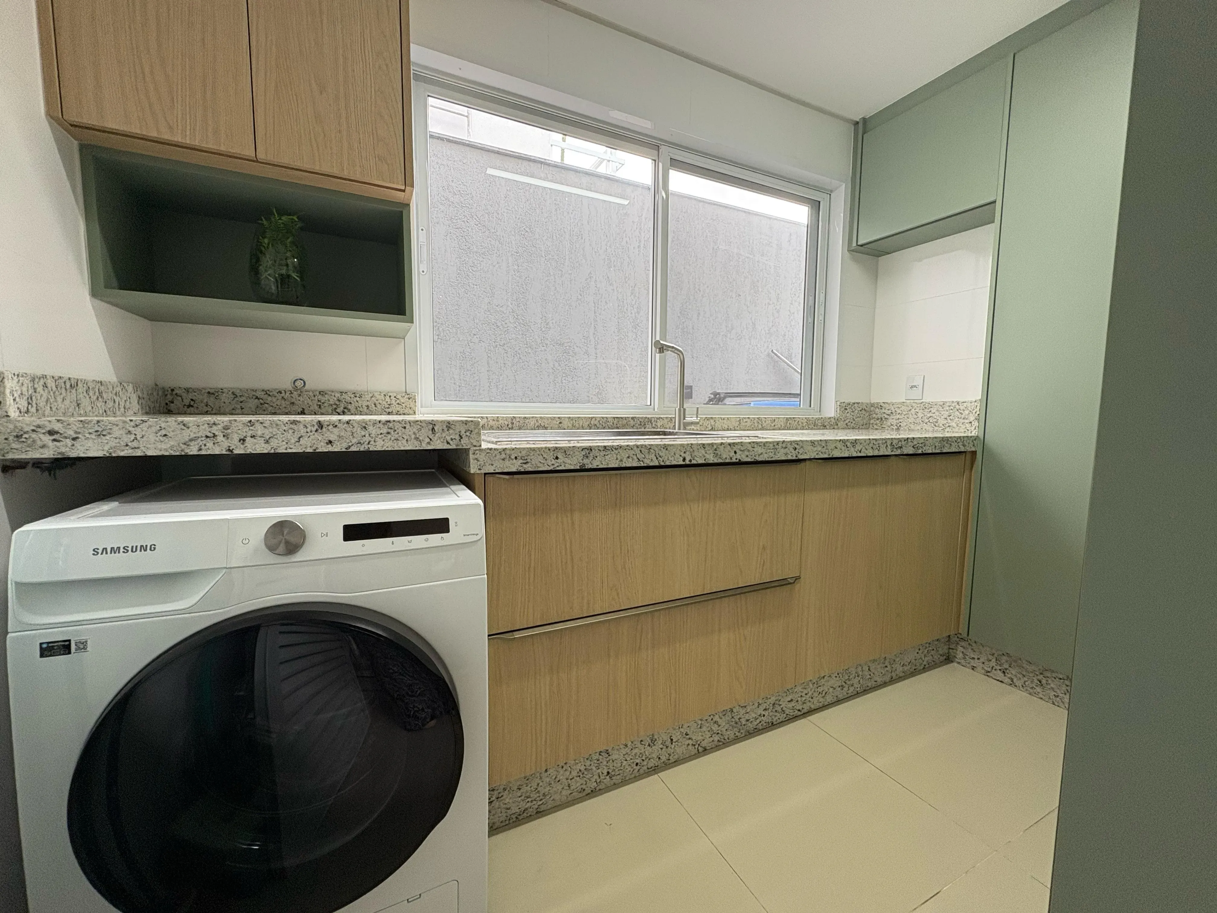 Casa com 4 dormitórios sendo 4 suítes e 4 vagas de garagem em Camboriú/SC