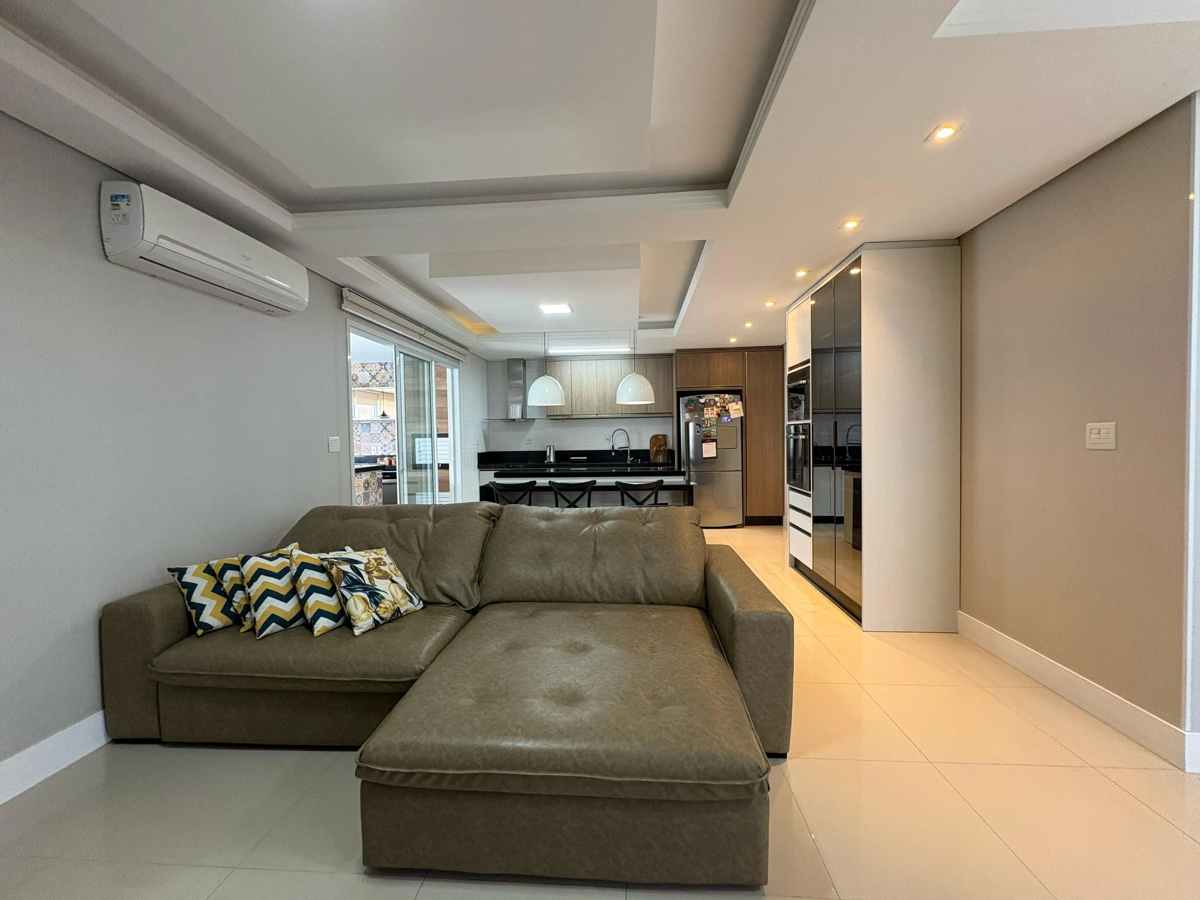 Casa com 4 dormitórios sendo 4 suítes e 4 vagas de garagem em Camboriú/SC